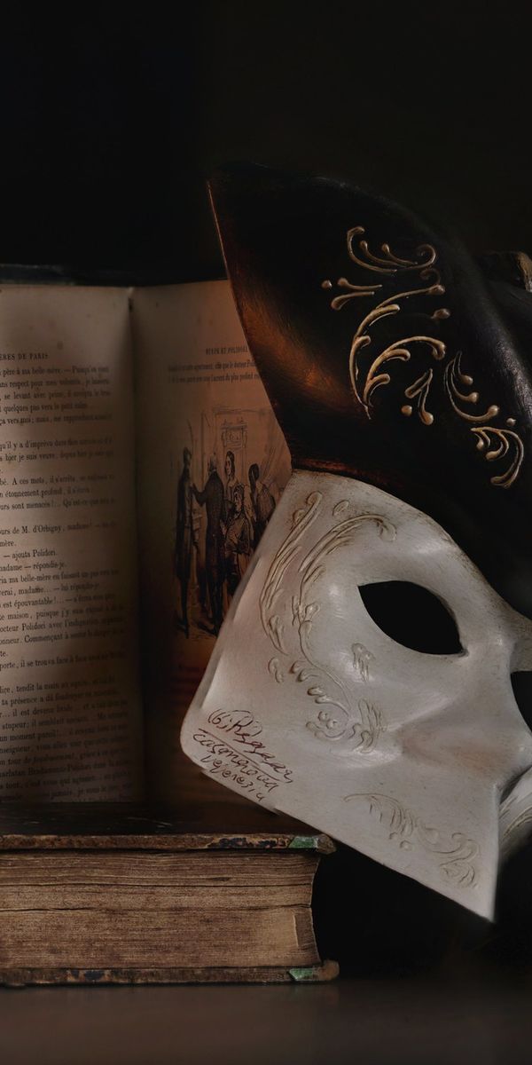 Книга про маски. Маска книга. Натюрморт с маской. Книга и маска иллюстрация. Книга с маской на обложке.