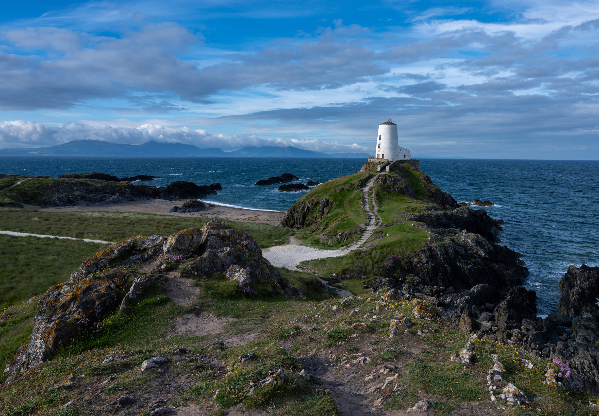 1422832 скачать картинку сделано человеком, маяк, береговая линия, уэльс - обои и заставки бесплатно