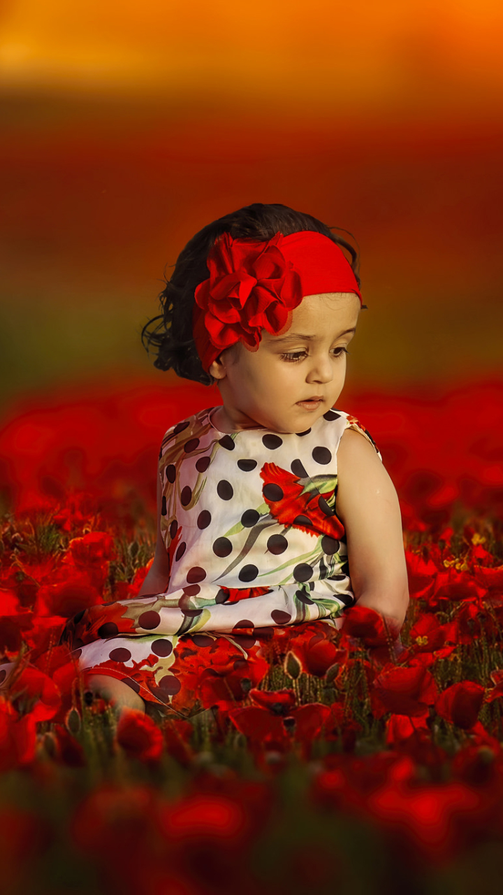 1293723 baixar papel de parede fotografia, criança, flor vermelha, verão, papoula, papoila, flor, profundidade de campo, garotinha - protetores de tela e imagens gratuitamente