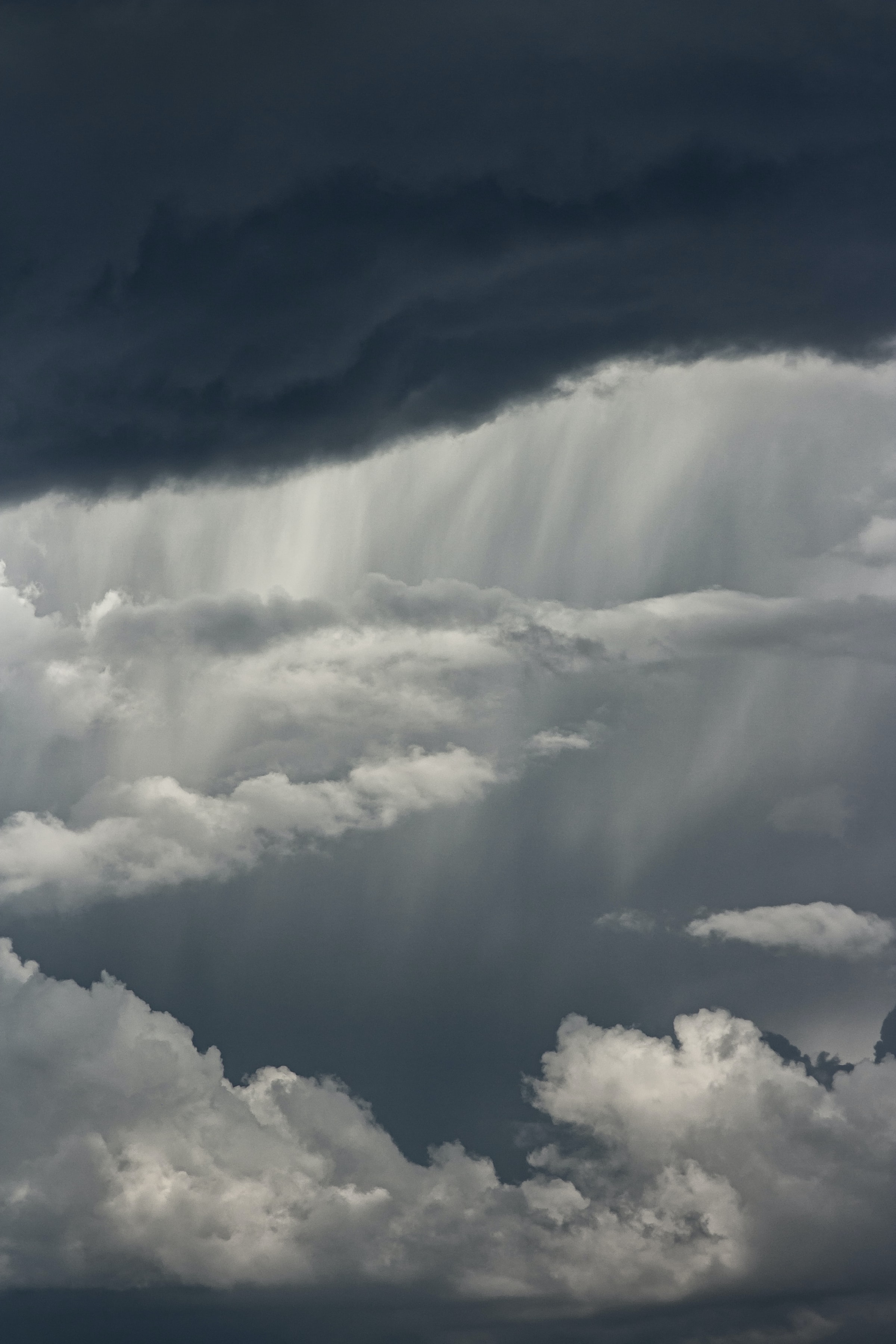 Handy-Wallpaper Clouds, Abend, Hauptsächlich Bewölkt, Bedeckt, Natur, Sky, Sturm kostenlos herunterladen.