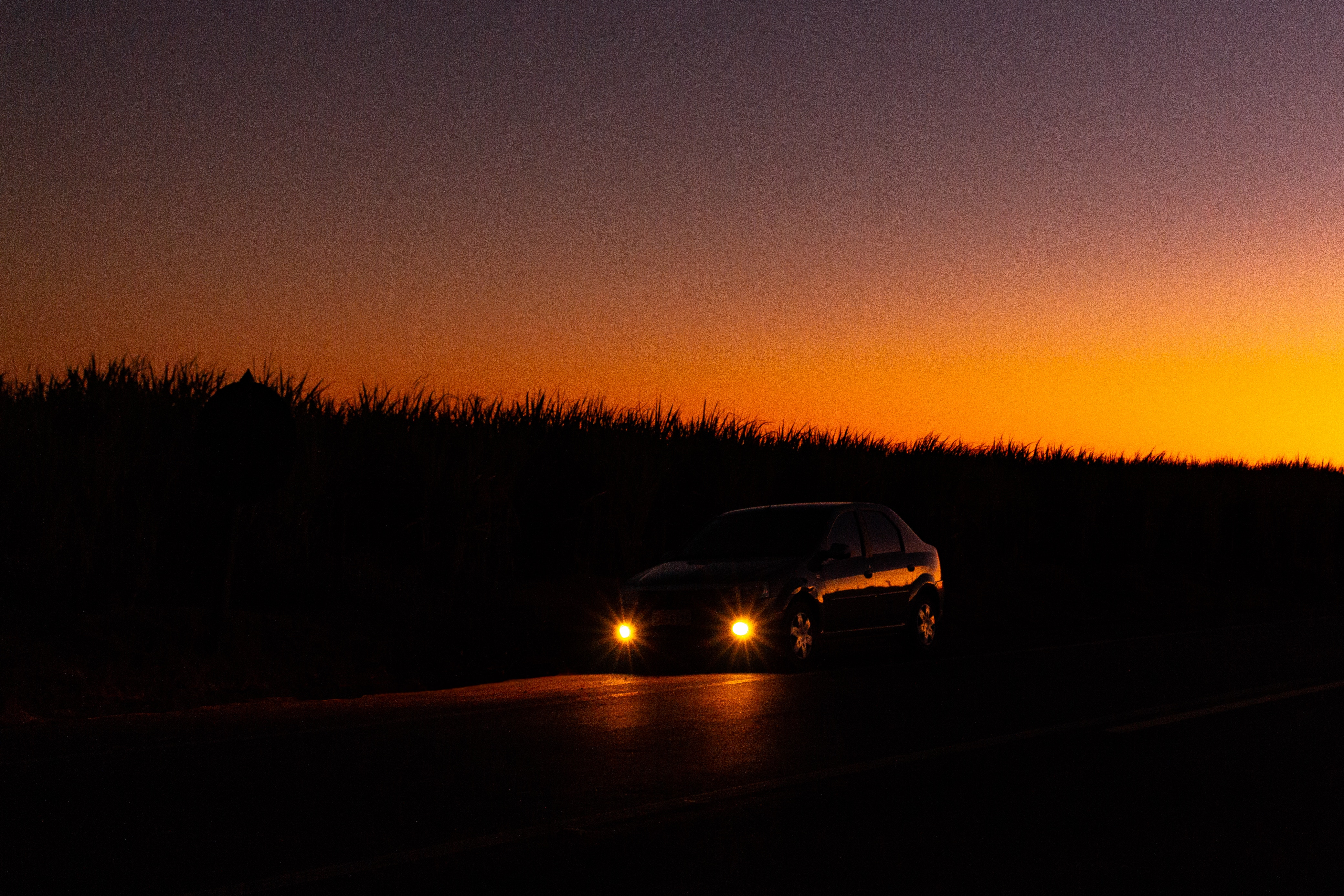 Ночь дорога свет фар. Машина ночью. Машина ночью на дороге. Машина в темноте. Фары машины ночью.