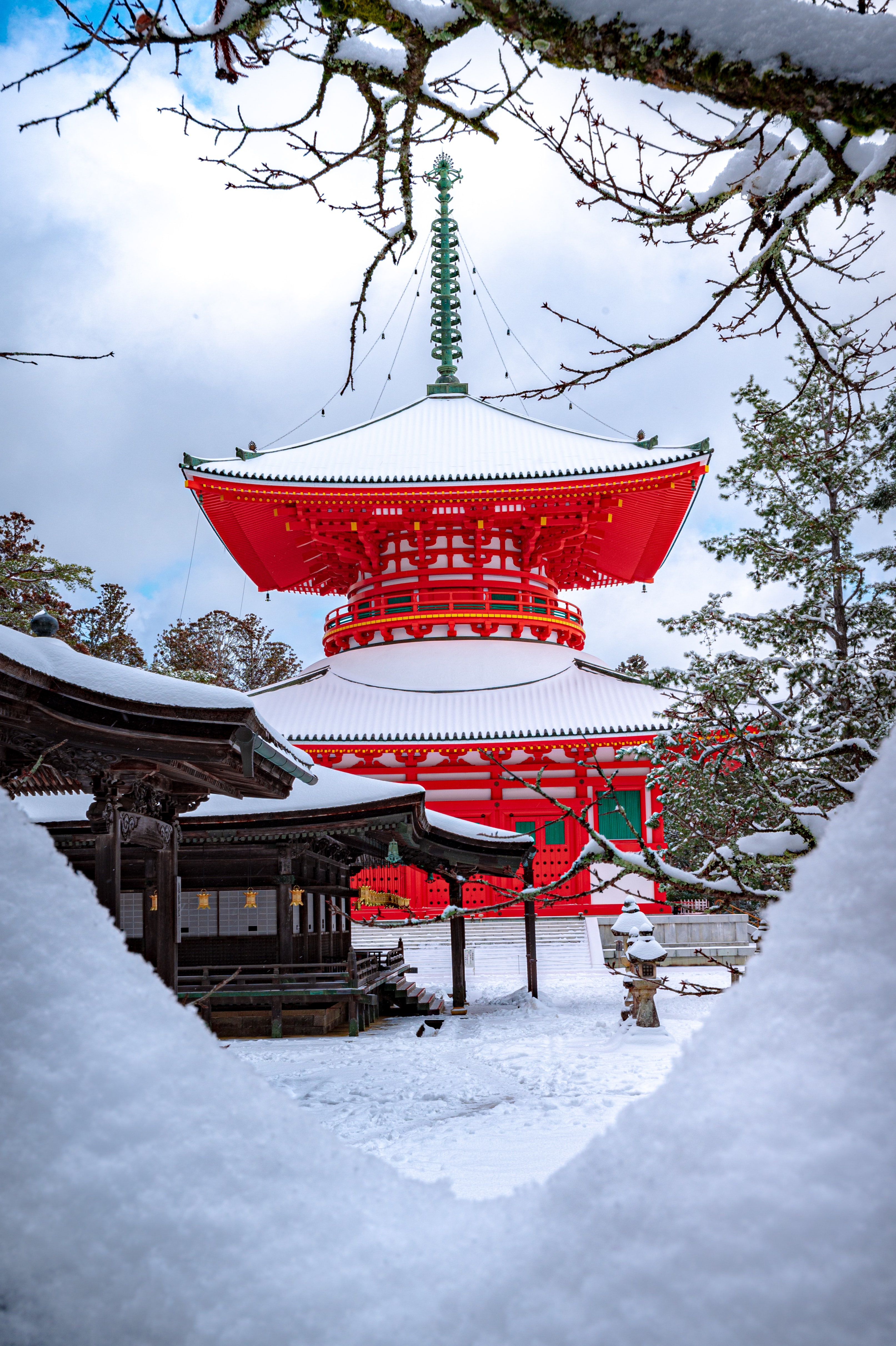 Скачать обои бесплатно Снег, Пагода, Красный, Здание, Разное, Зима, Архитектура картинка на рабочий стол ПК