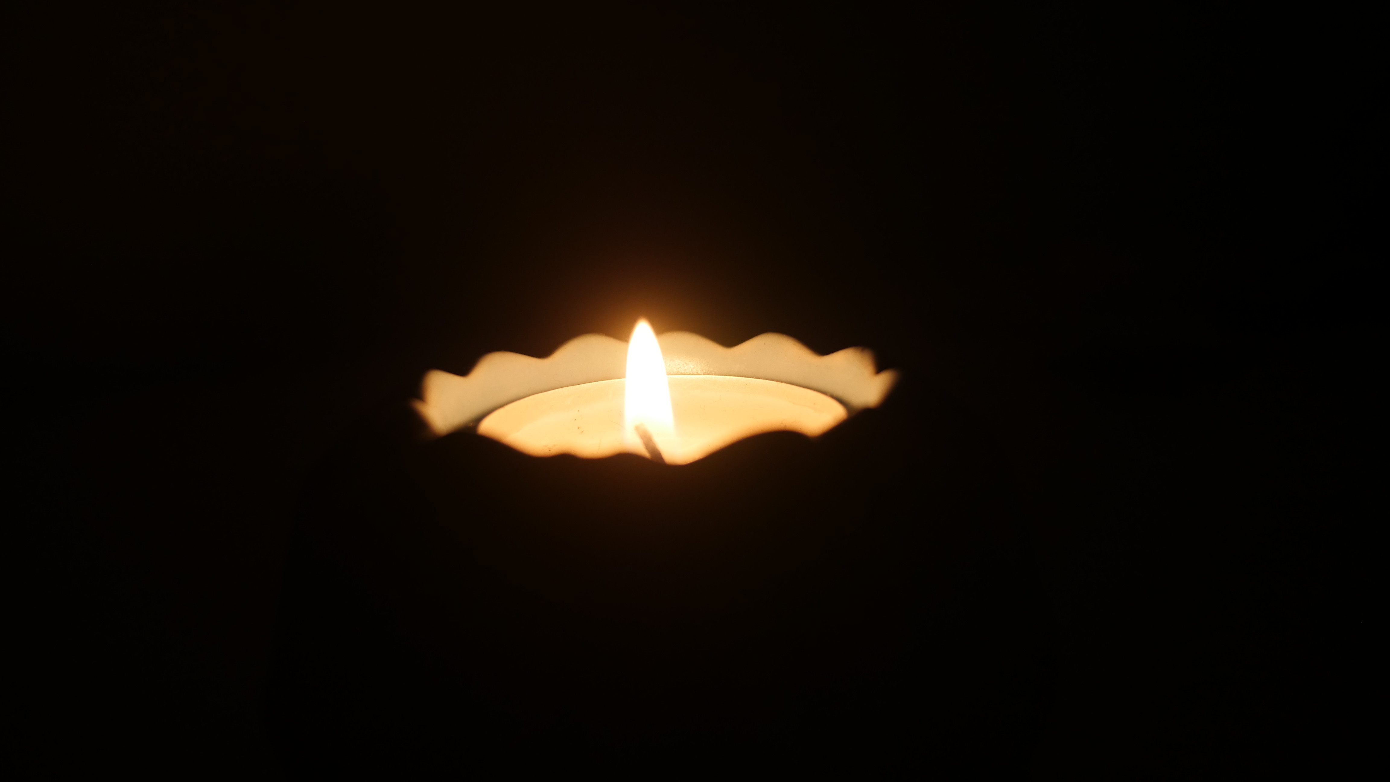 在您的 PC 桌面上免費下載 蜡烛, 黑暗的, 黑暗, 火焰, 发光, 辉光, 火 圖片