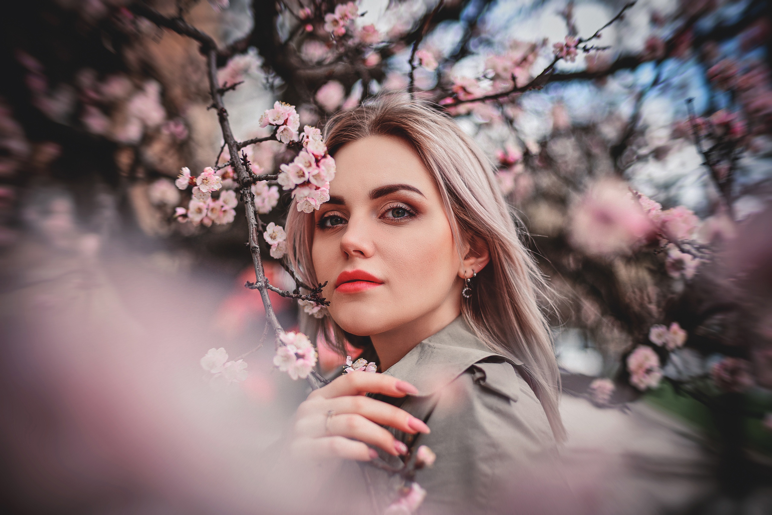 Blossom woman. Фото блондинки весной апрель 2019.