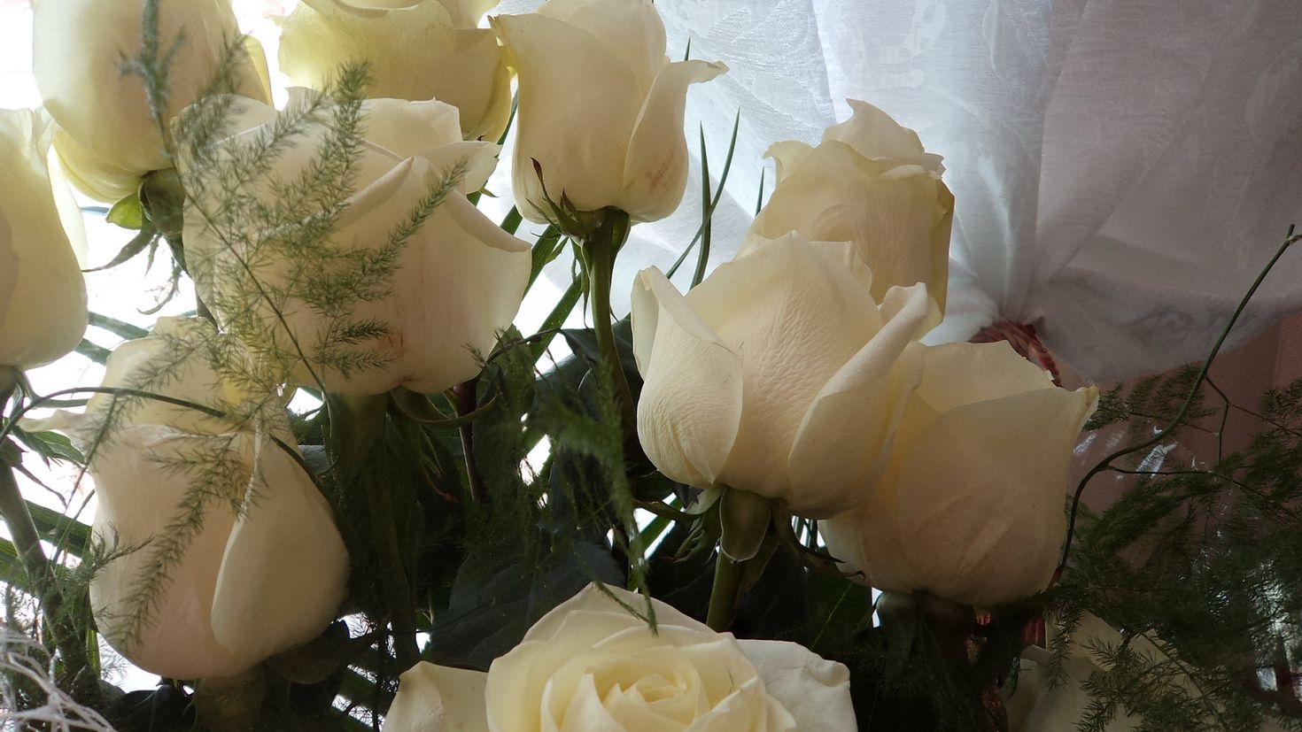 Белые розы на столе дома