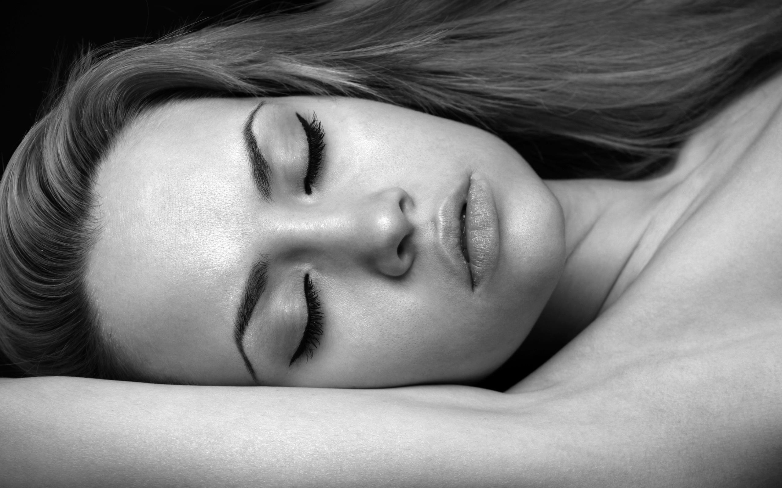 красивая спящая женщина фото