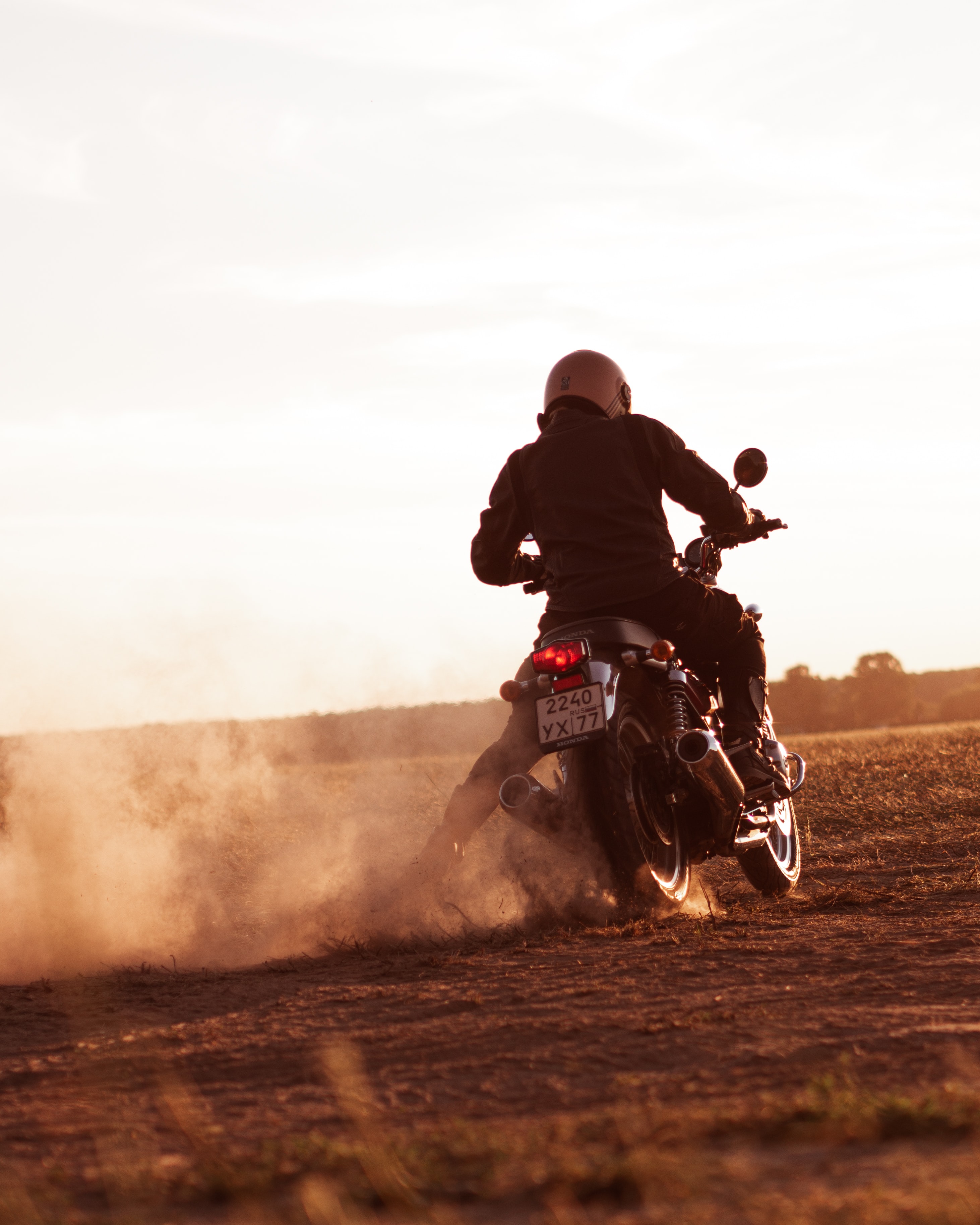 112959 baixar papel de parede motocicletas, deserto, pó, motociclista, capacete, motocicleta, bicicleta - protetores de tela e imagens gratuitamente