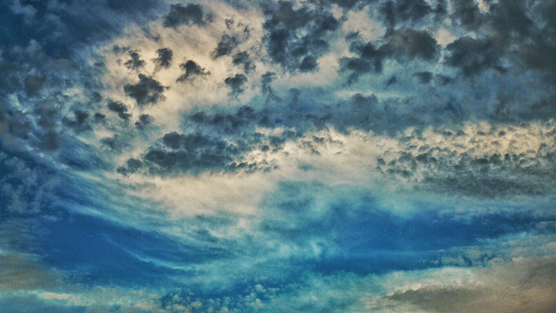 Небо над землей цветными красками ремикс. Небесная земля. Небо над землёй цветными. Обои фон амбре облака. Волков земля и небо.