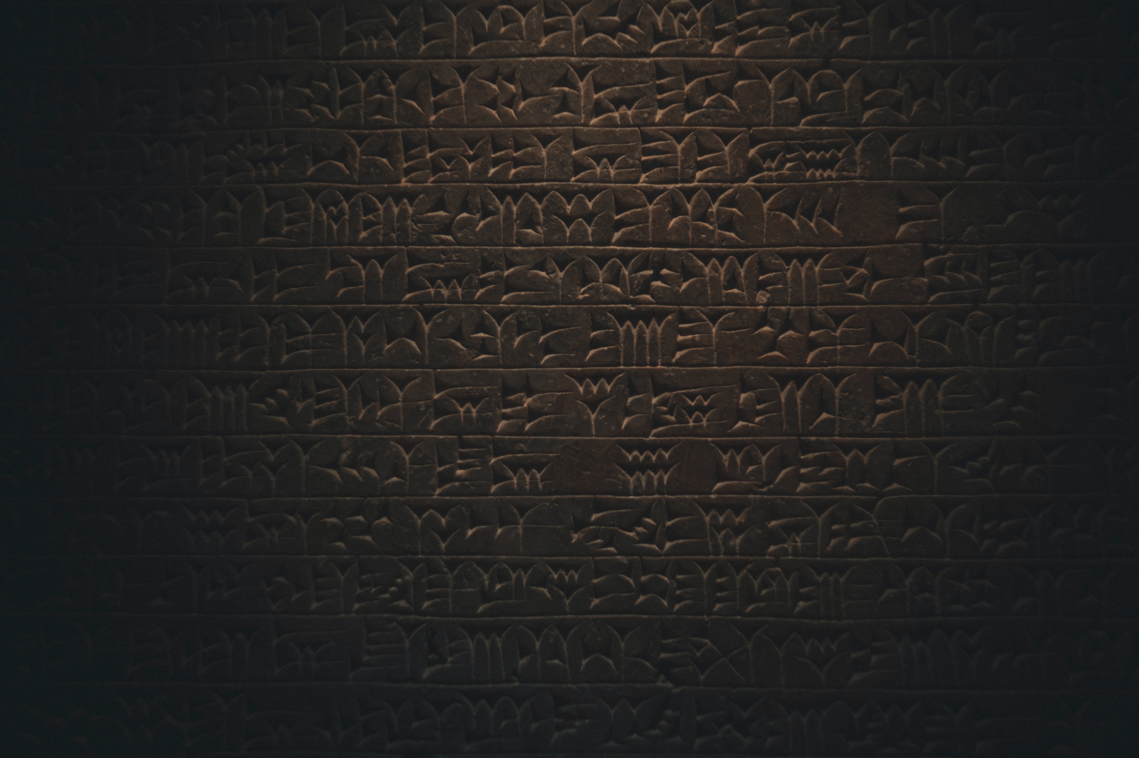 Handy-Wallpaper Hieroglyphe, Dunkel, Inschrift, Wand, Texturen, Textur kostenlos herunterladen.