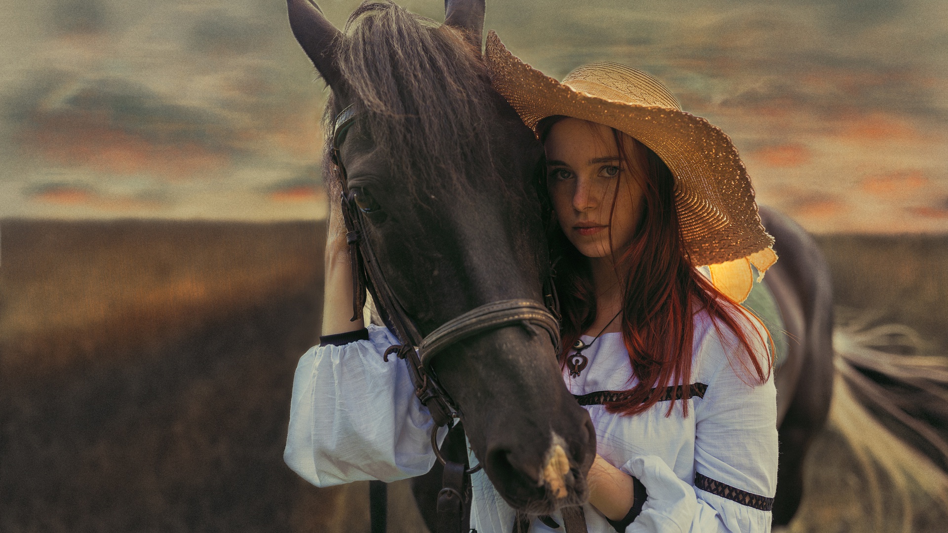 Девушка рядом с лошадью