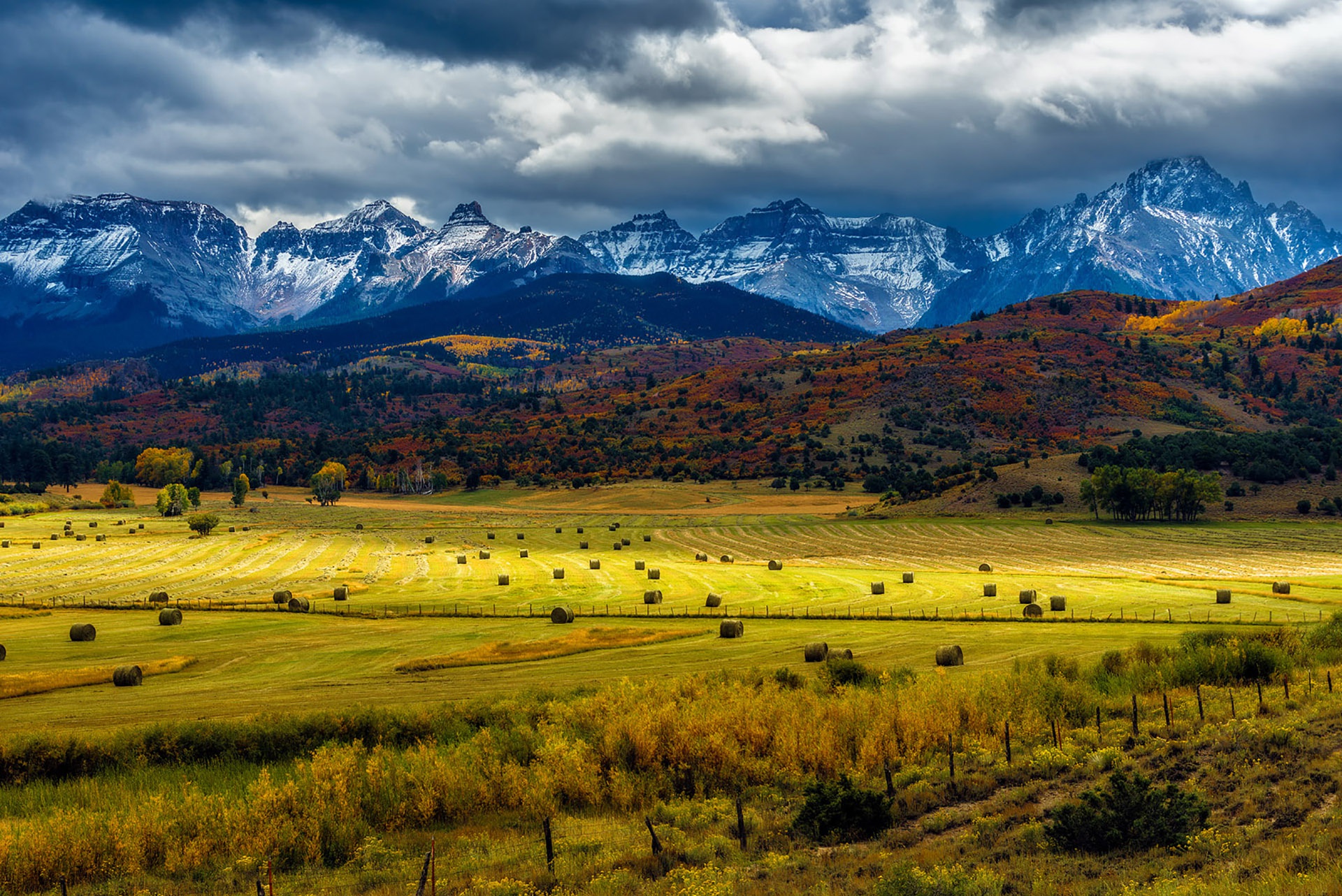 See countryside. Поле горы. Пейзаж поле и горы. Колорадо пейзажи. Поле с горами на заднем плане.