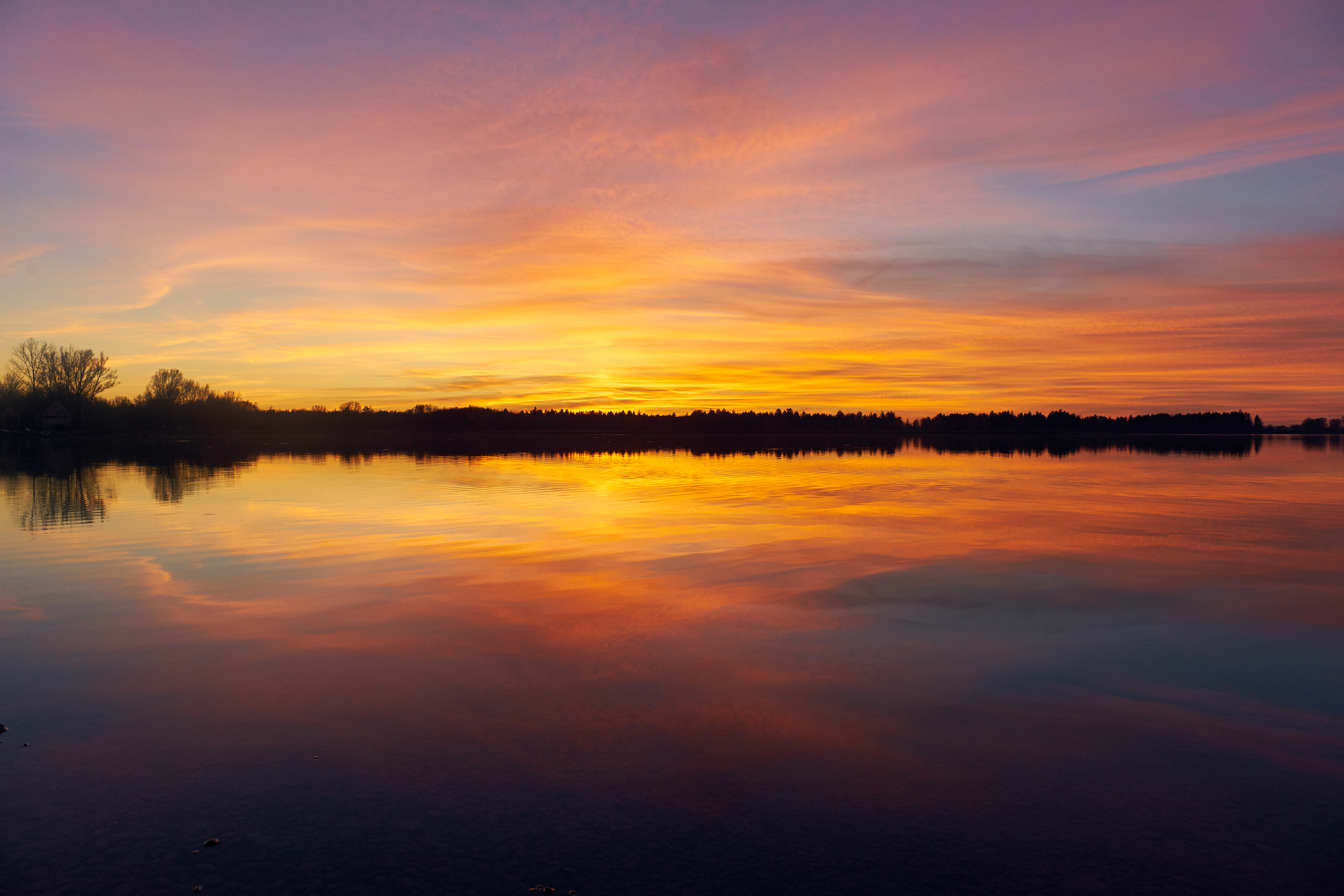 Озером закат текст. Закат на озере. Озеро Горизонт. Обои на телефон природа закат. Отражение неба закат.