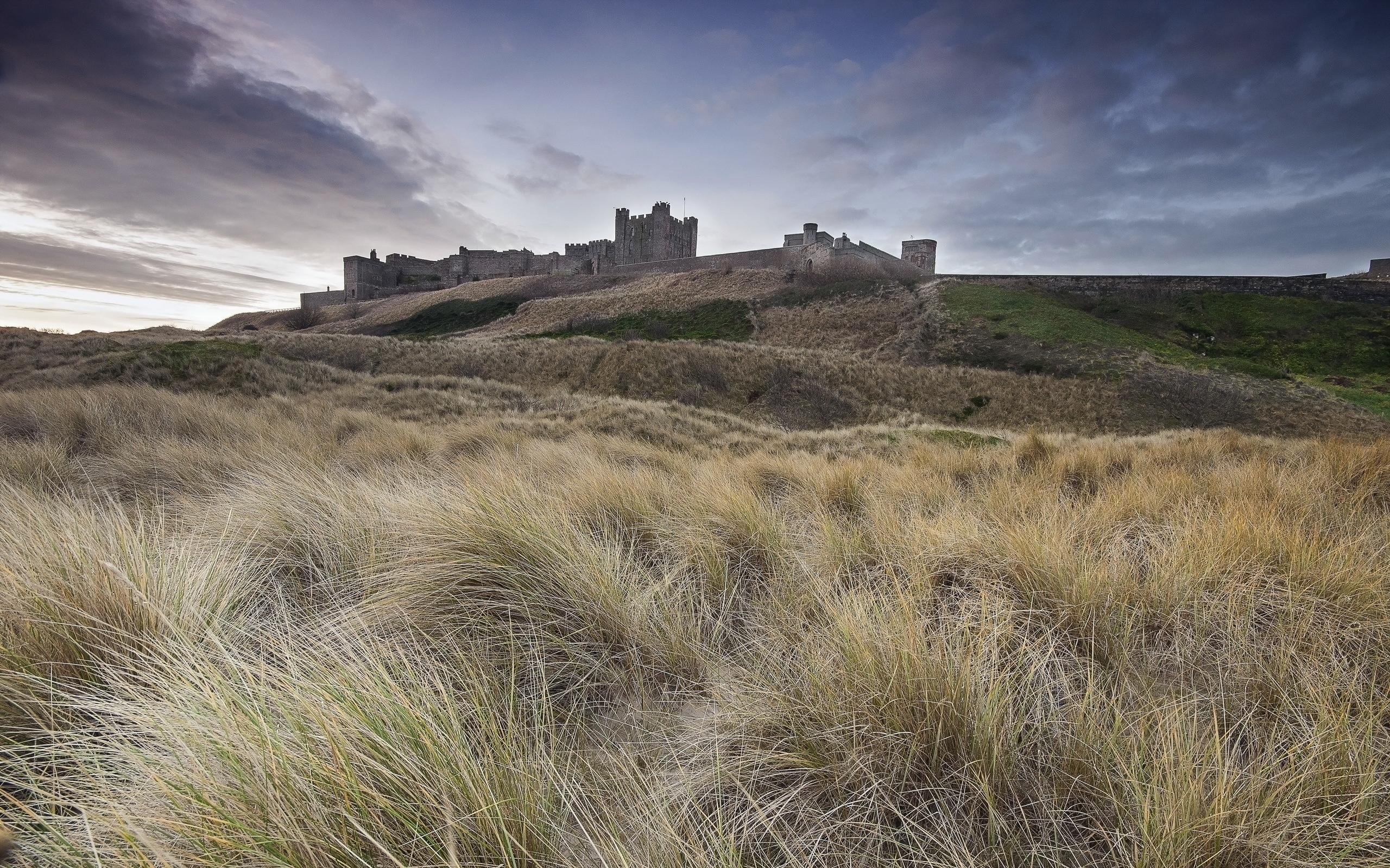 Поставь castle. Замок Бамбург Нортумберленд. Нортумберленд Англия дорога. Маяк Бамборо Британия. Замок Бамбург Нортумберленд обои на рабочий стол.