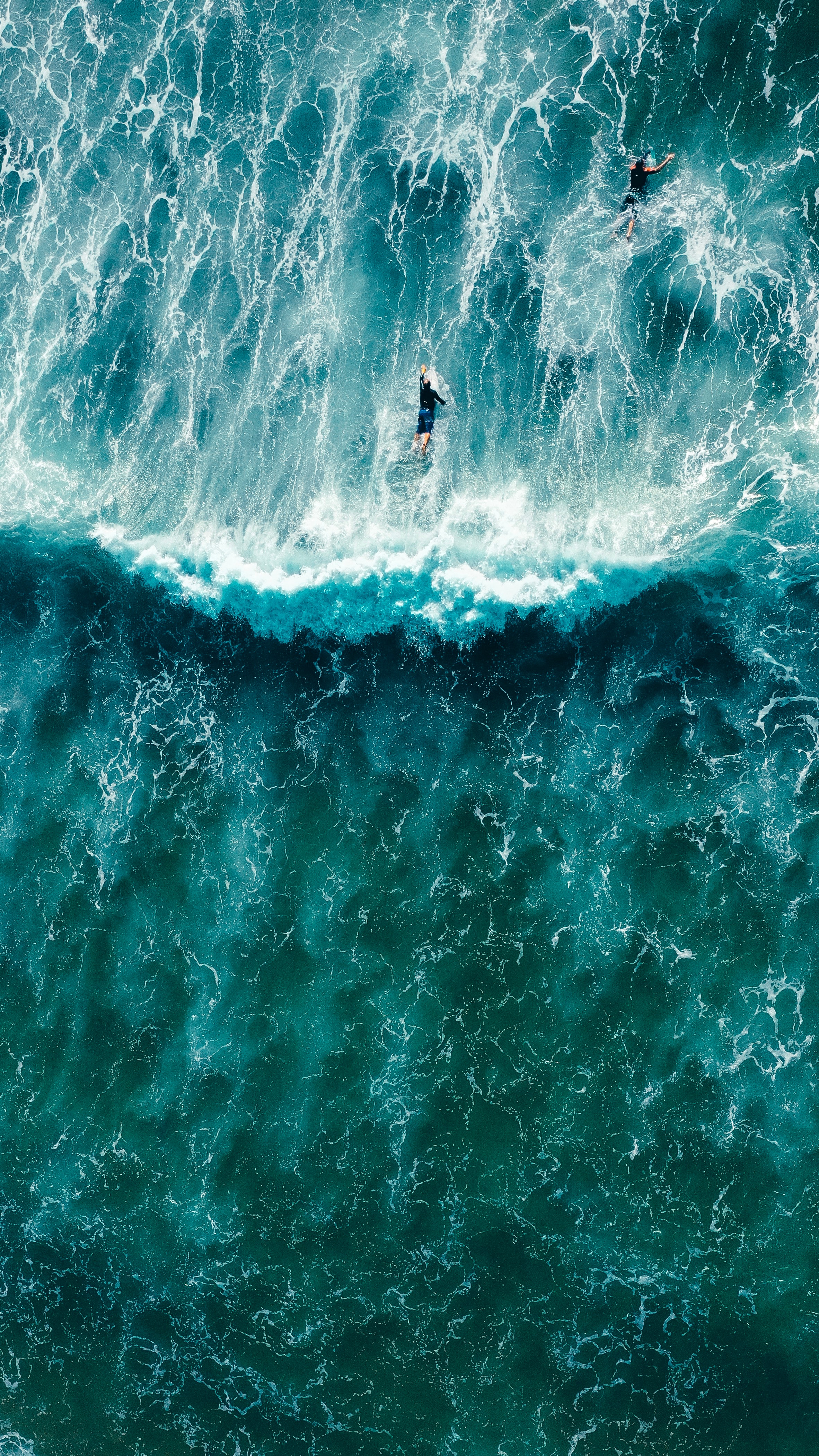 Скачать картинку Серфингисты, Вид Сверху, Океан, Волны, Серфинг, Спорт в телефон бесплатно.