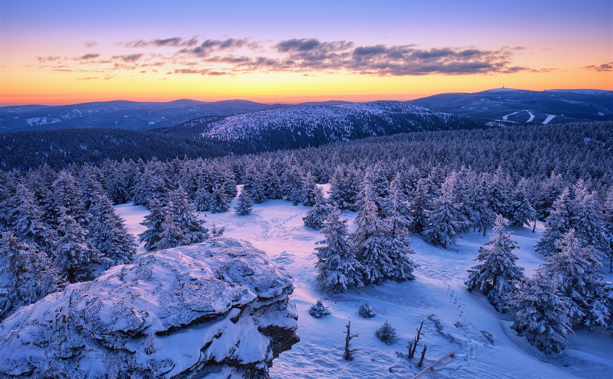 Скачать картинку Пейзаж, Зима, Закат, Снег, Гора, Лес, Чехия, Земля/природа в телефон бесплатно.