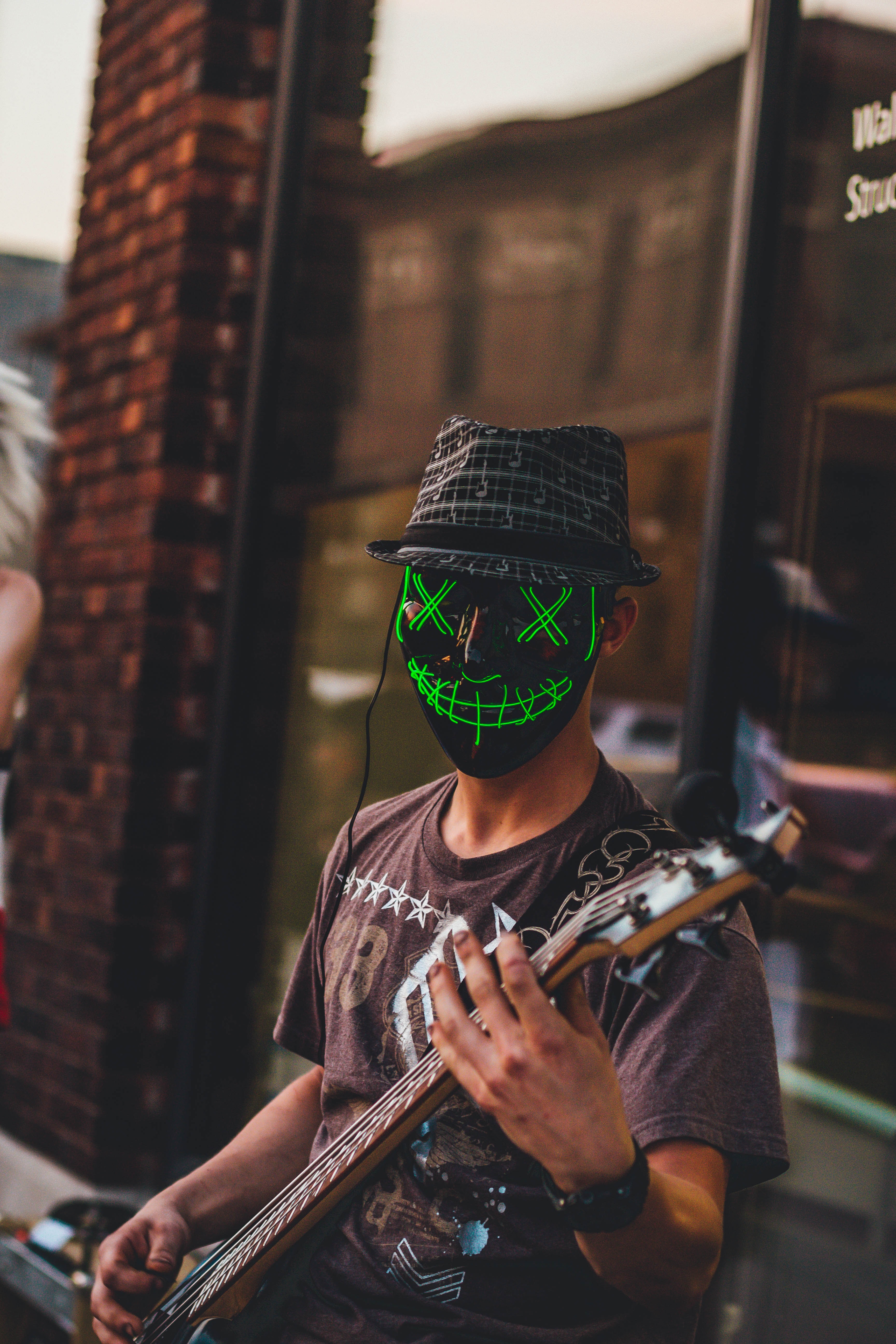 Handy-Wallpaper Maske, Verschiedenes, Sonstige, Gitarre, Person, Gitarrenspieler, Gitarrist, Mensch, Musiker kostenlos herunterladen.