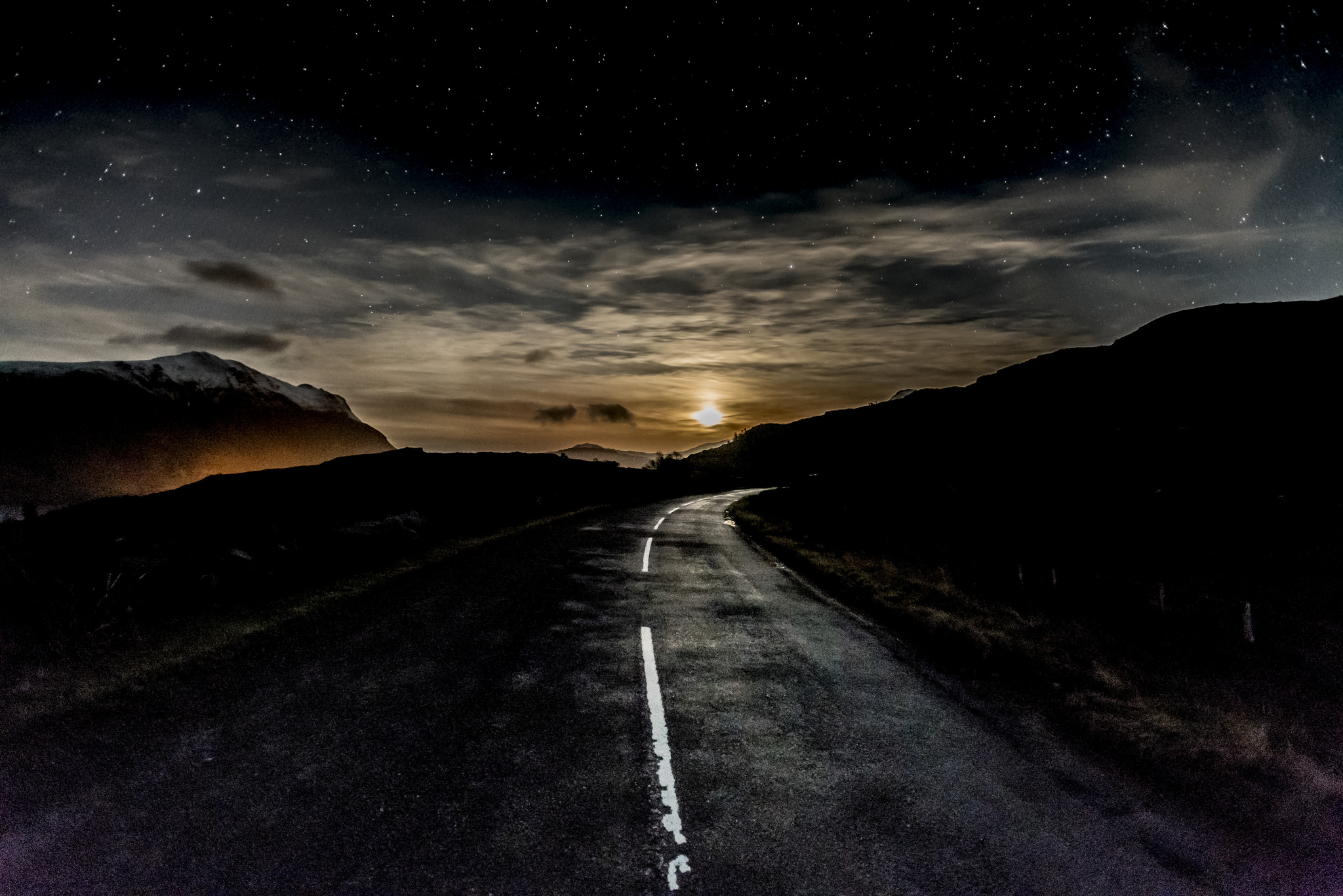 Дорога в ночь слова. Ночное небо и дорога. Звездное небо дорога. Ночное небо с дорогой. Ночное небо с дорогой обои.