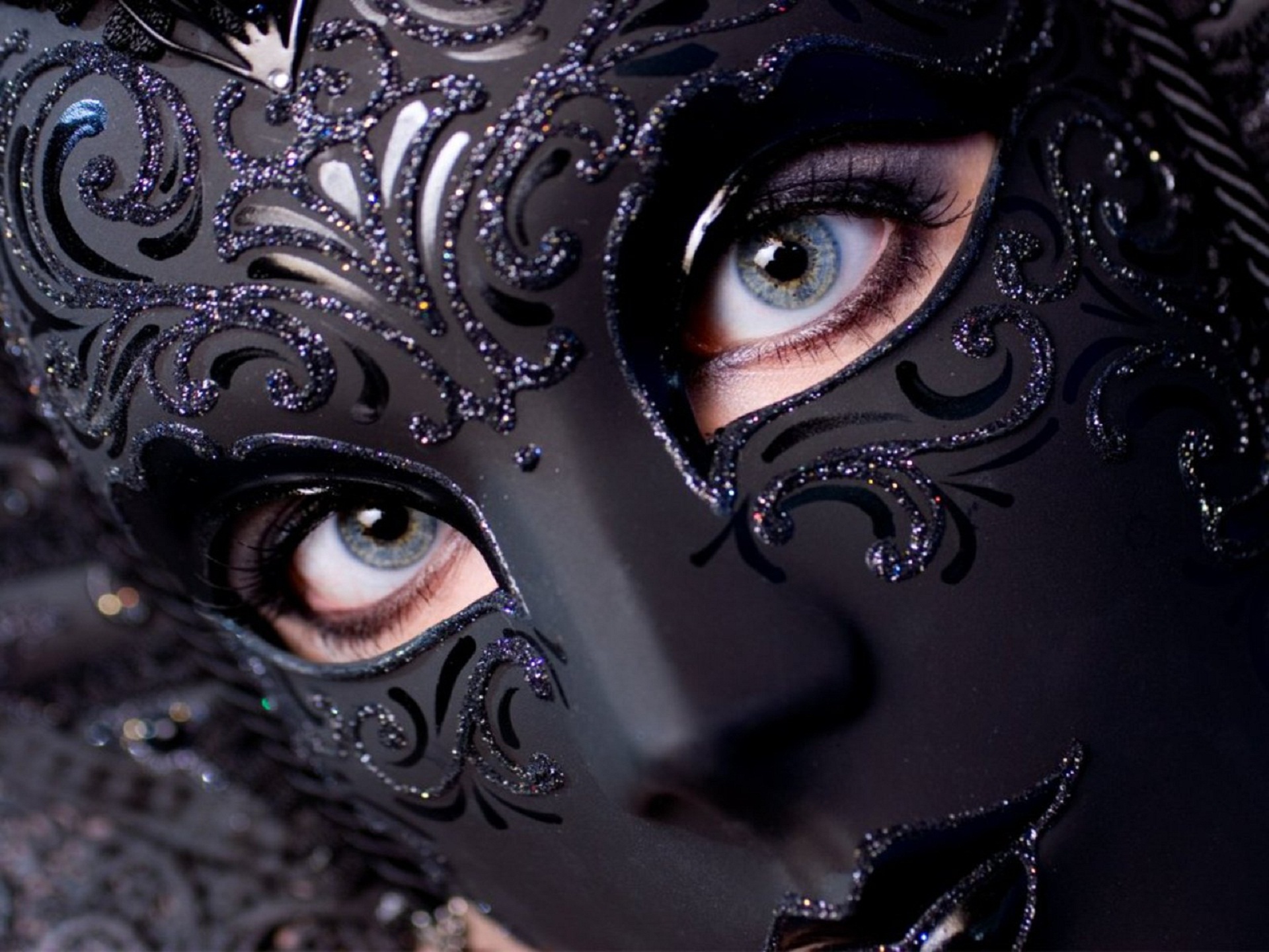Черная маска картинки. Венецианские маски женские. Девушка в карнавальной маске. Женщина в венецианской маске. Маскарадная маска.