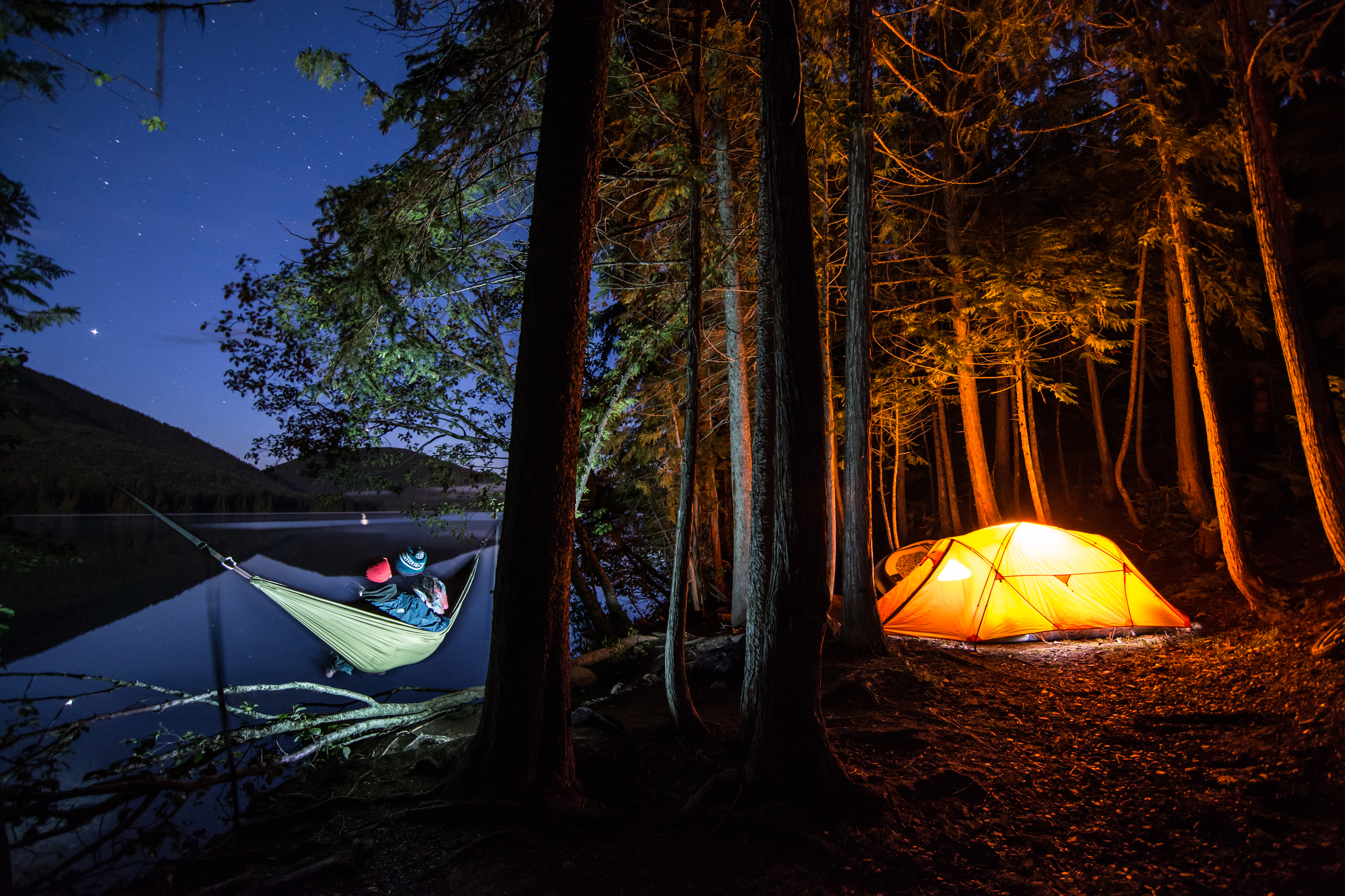 Camping explore. Палатка в лесу. Палатка у речки. Палатка на берегу озера в лесу. Палатка у озера.