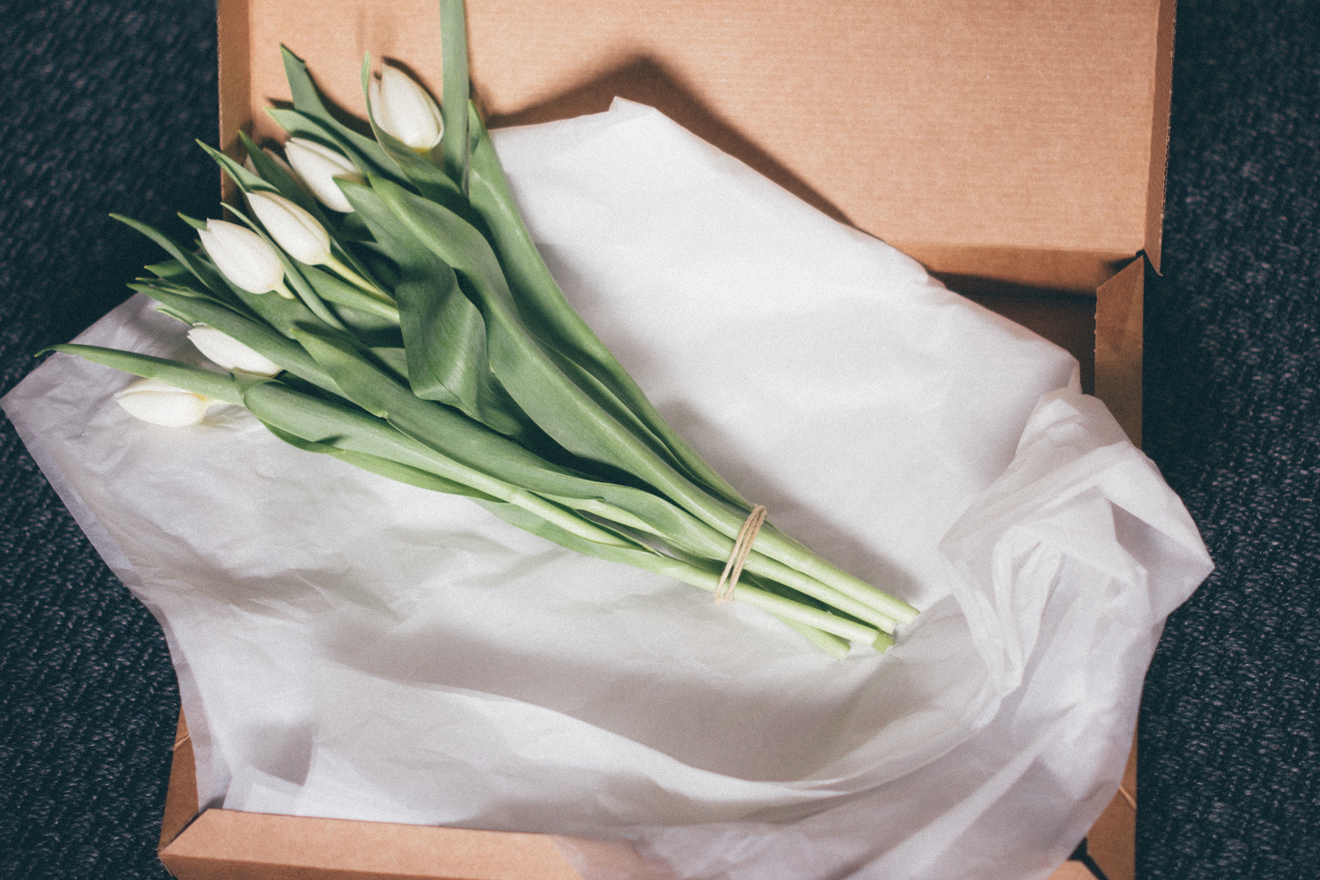 Téléchargez des papiers peints mobile Emballage, Fleurs, Bouquet, Tulipes gratuitement.