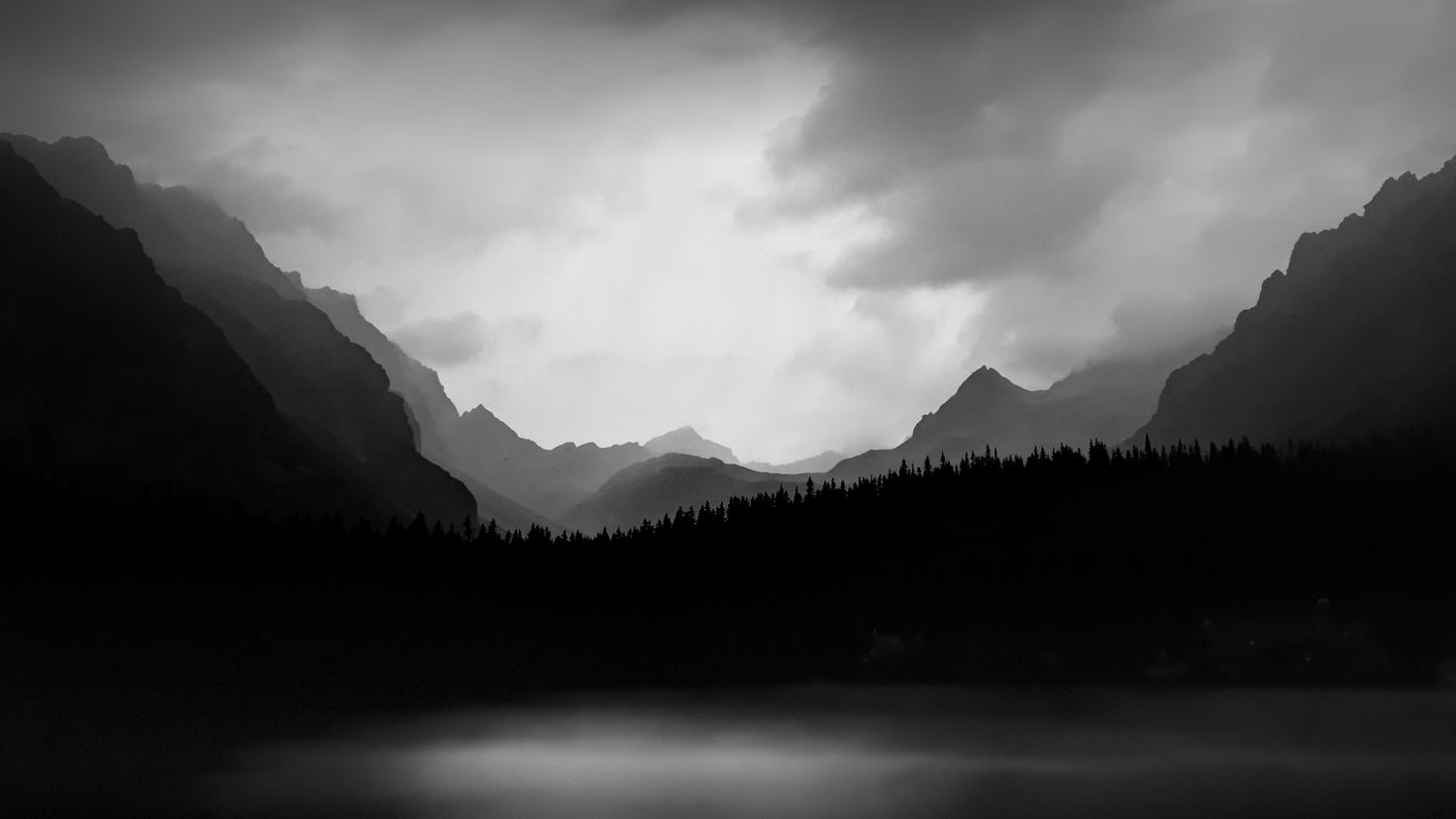 Красивый тёмный фон с горами