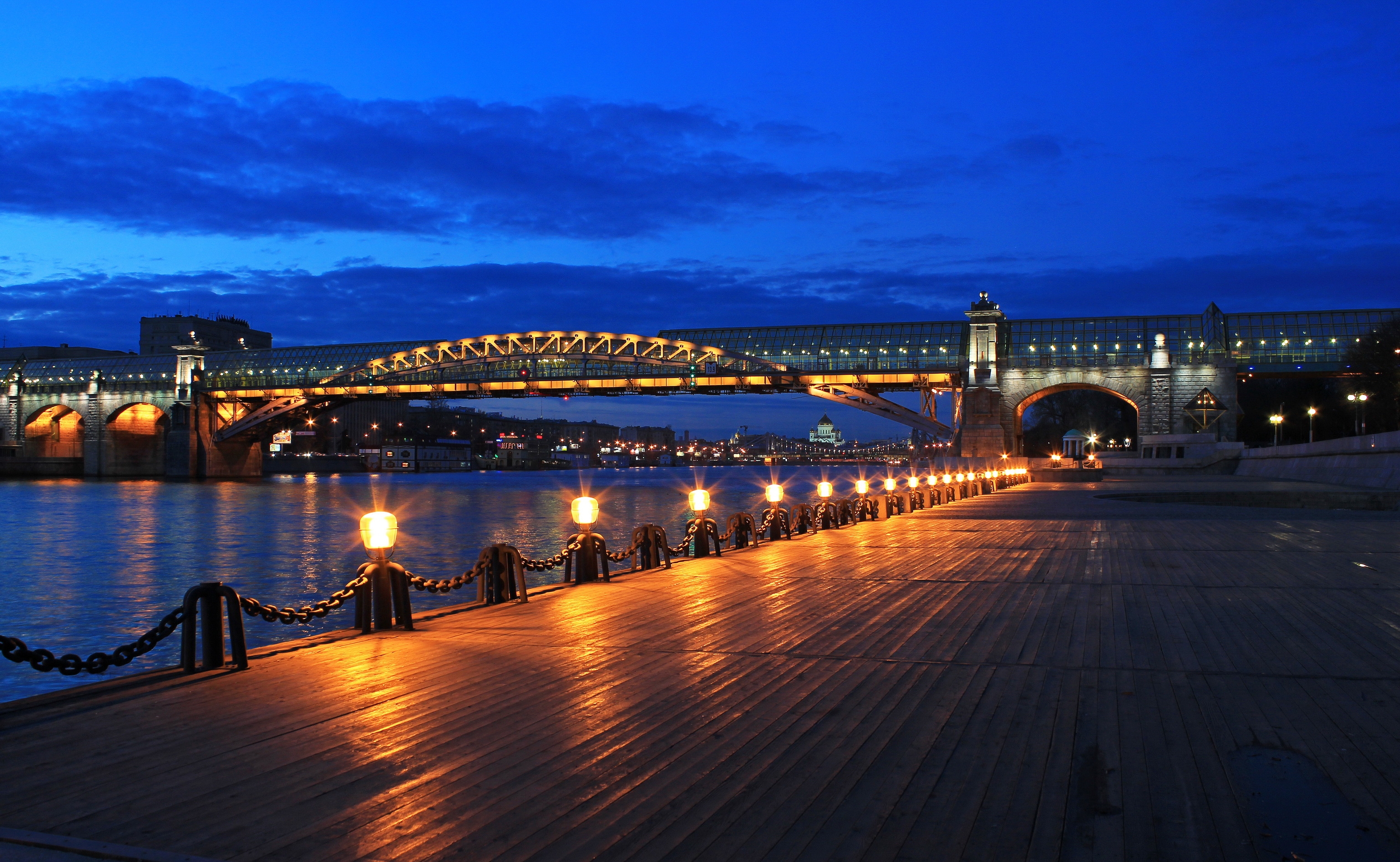 Handy-Wallpaper Städte, Puschkinskaja Damm, Puschkin Embankment, Übernachtung, Moskau, Brücke kostenlos herunterladen.