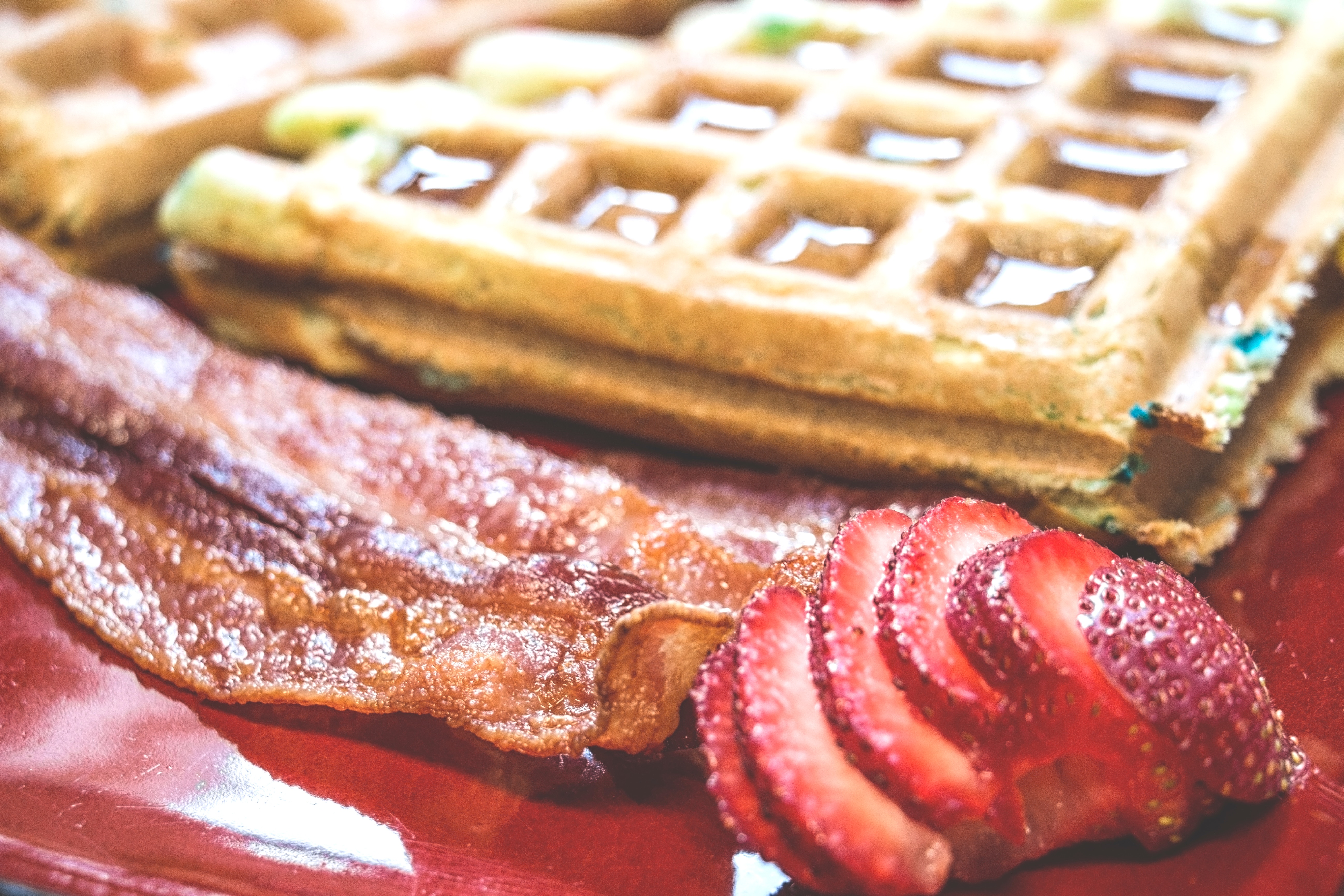 124588 baixar papel de parede comida, morango, waffles, café da manhã, bacon, toucinho - protetores de tela e imagens gratuitamente