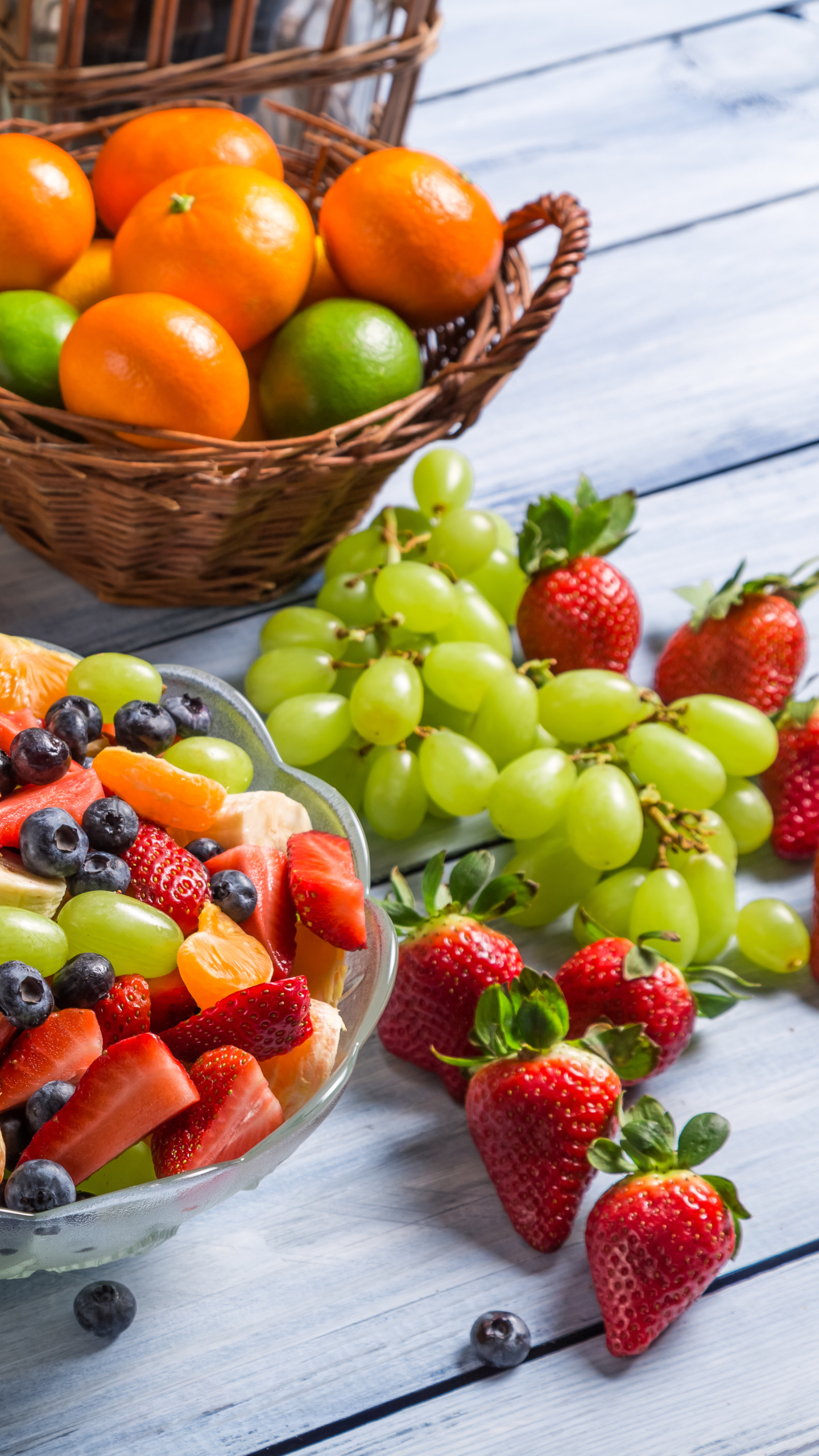 1140054 Hintergrundbild herunterladen nahrungsmittel, frucht, blaubeere, heidelbeere, salat, erdbeere, trauben, früchte - Bildschirmschoner und Bilder kostenlos