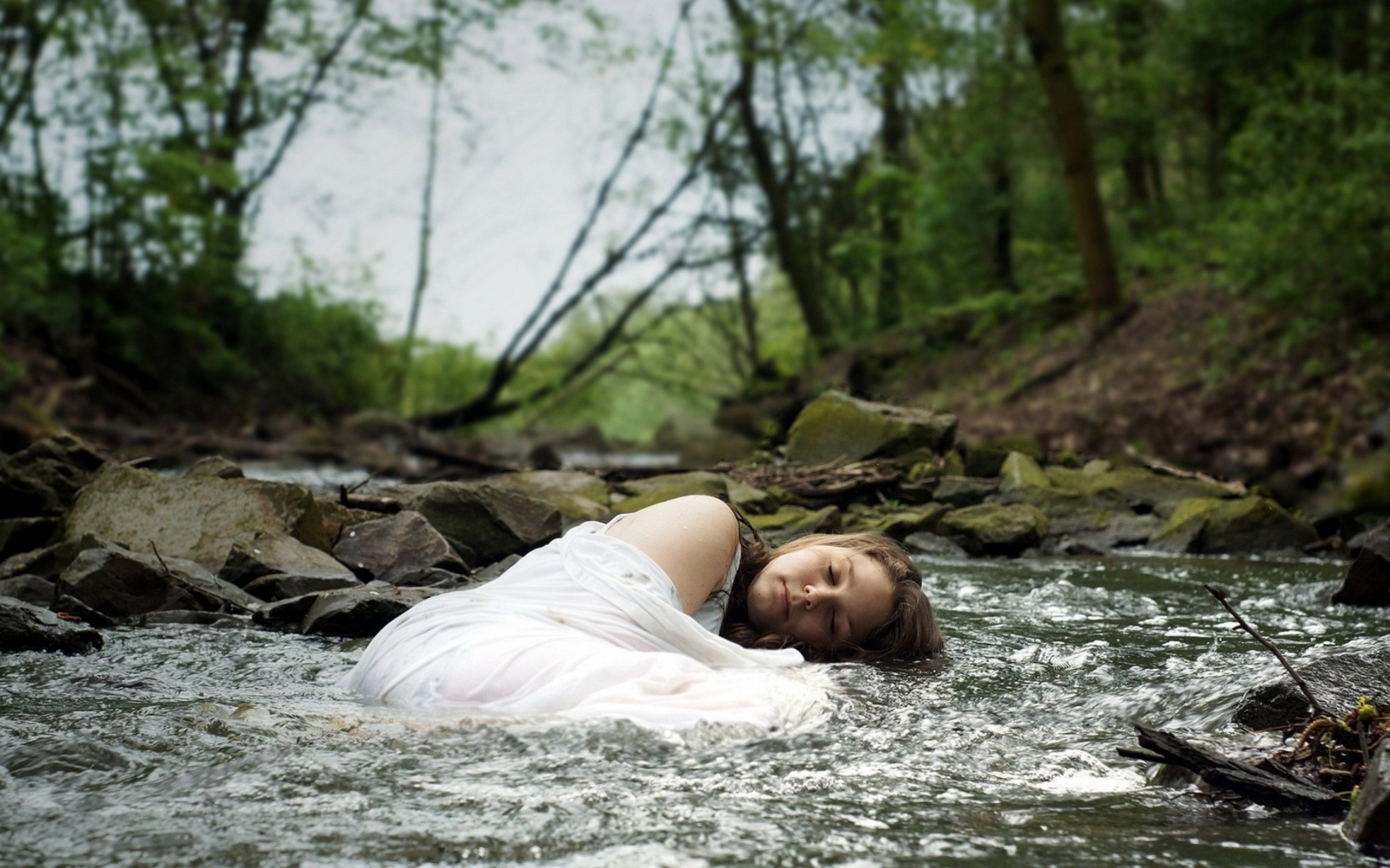 River girls. Девушка у реки. Девушка у ручья. Фотосессия на озере. Фотосессия на берегу озера.