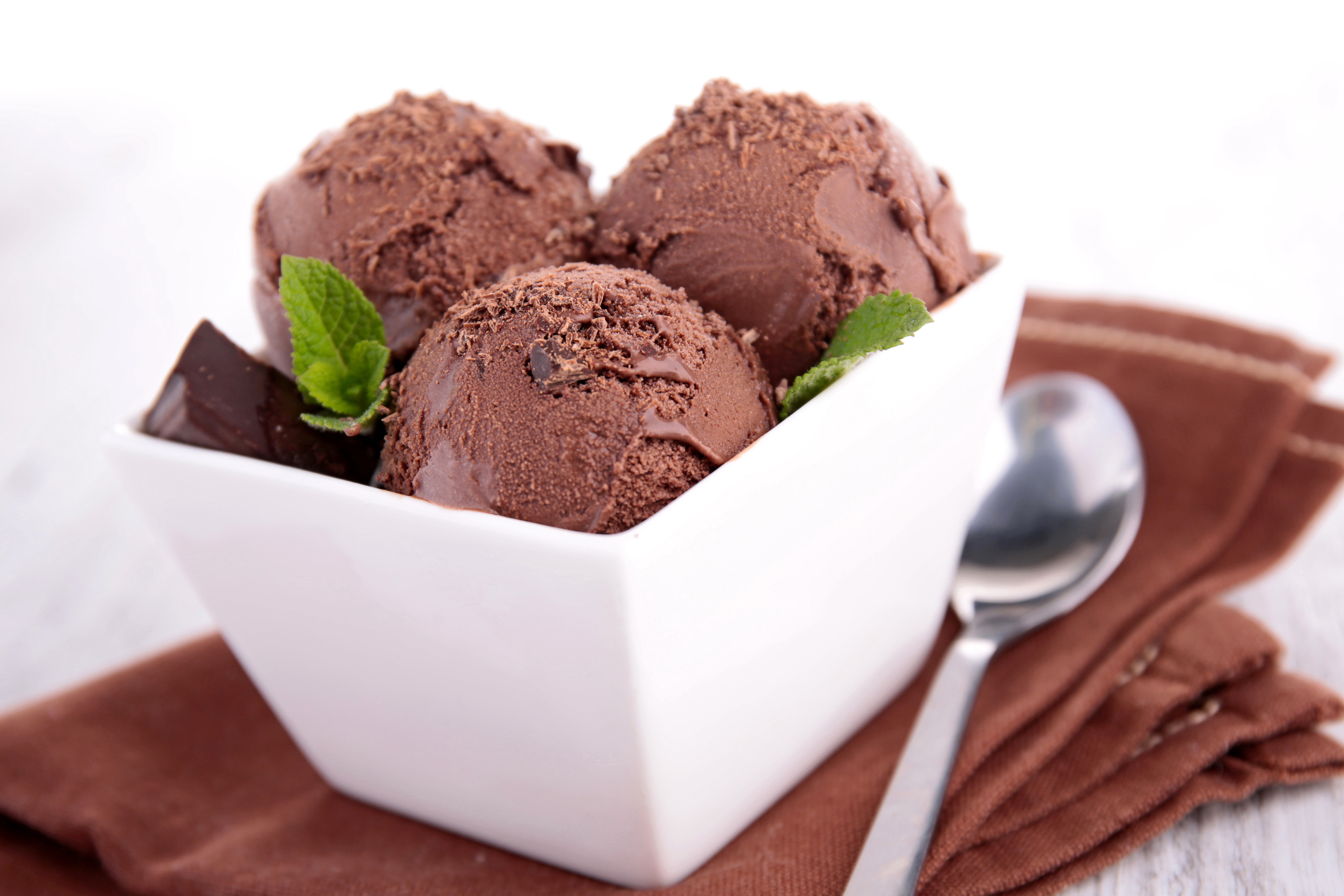 Choco ice. Мороженое пломбир шоколадный. Шоколадное мороженое от Джейми Оливера. Шарик мороженое. Мороженое с шоколадом.