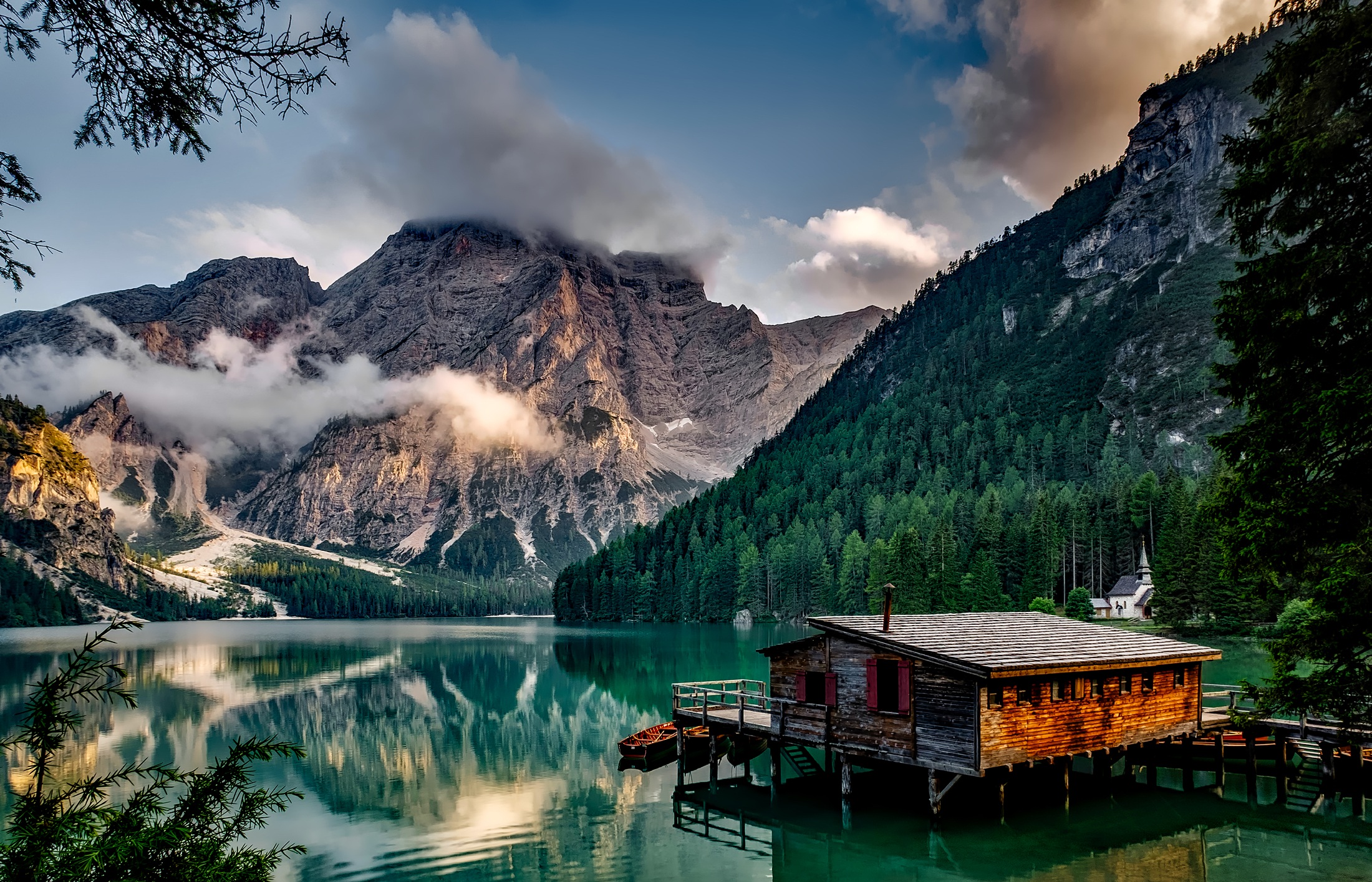 Скачать картинку Горы, Природа, Горный Пейзаж, Озеро, Италия, Строение в телефон бесплатно.