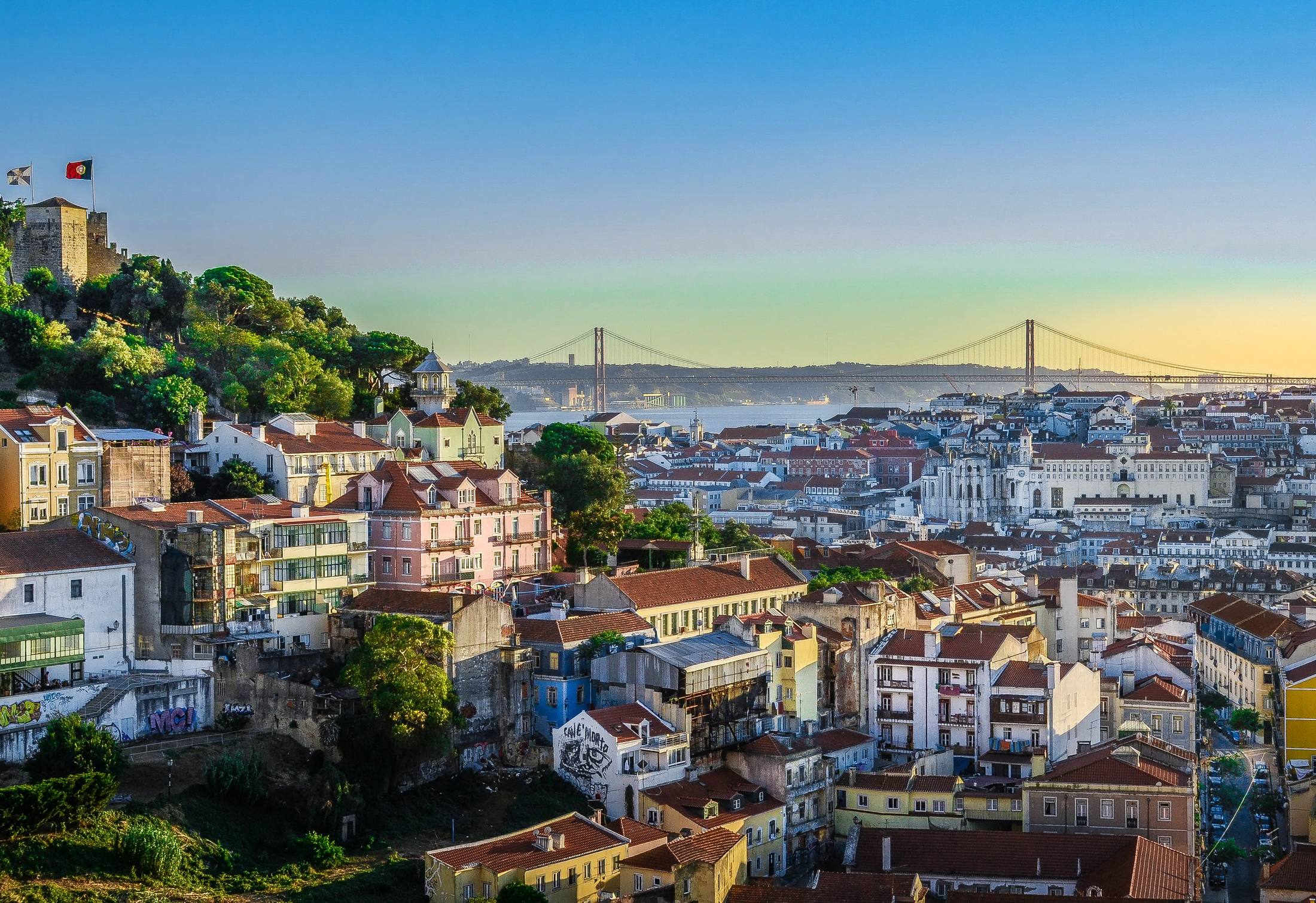 390530 скачать картинку лиссабон, португалия, дом, мост 25 апреля, сделано человеком, здание, город, городской пейзаж, города - обои и заставки бесплатно