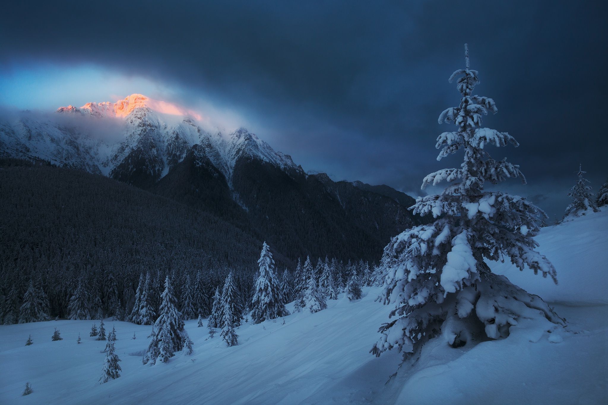 Зимние вечерние горы