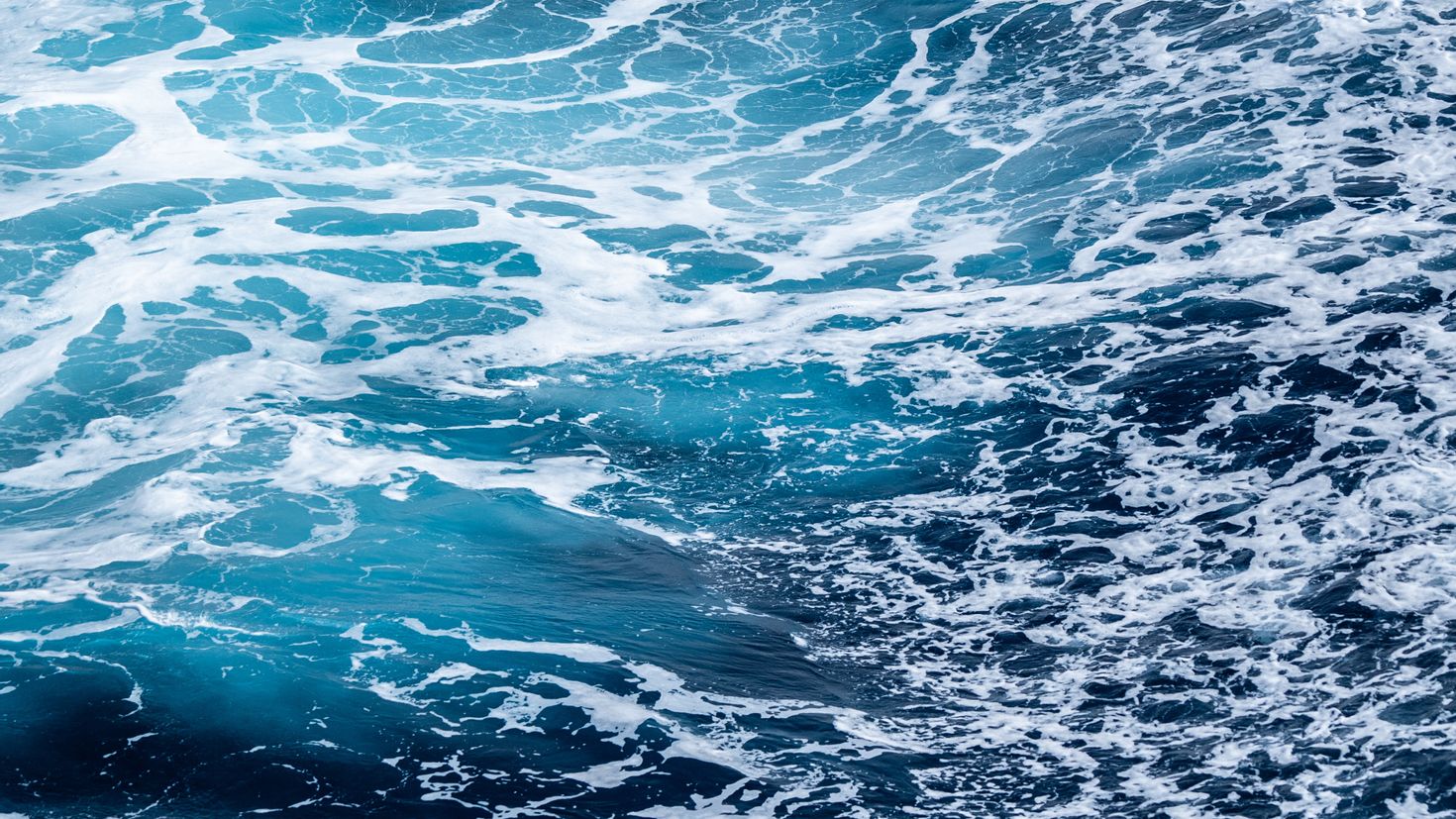 Воды океана 5 класс. Море вода. Море волны сверху. Вода океан. Волны на воде.