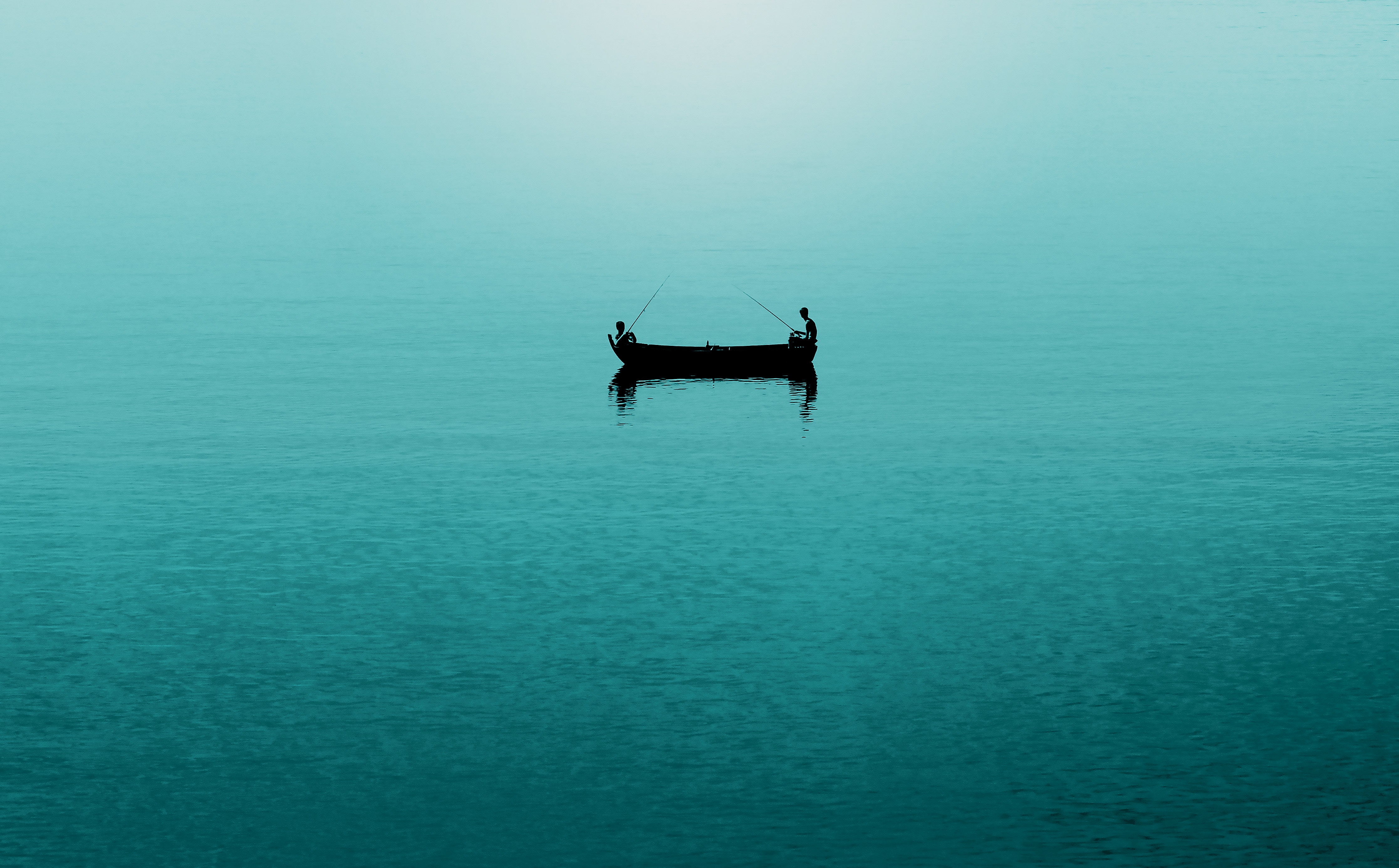 Одинокая лодка в океане