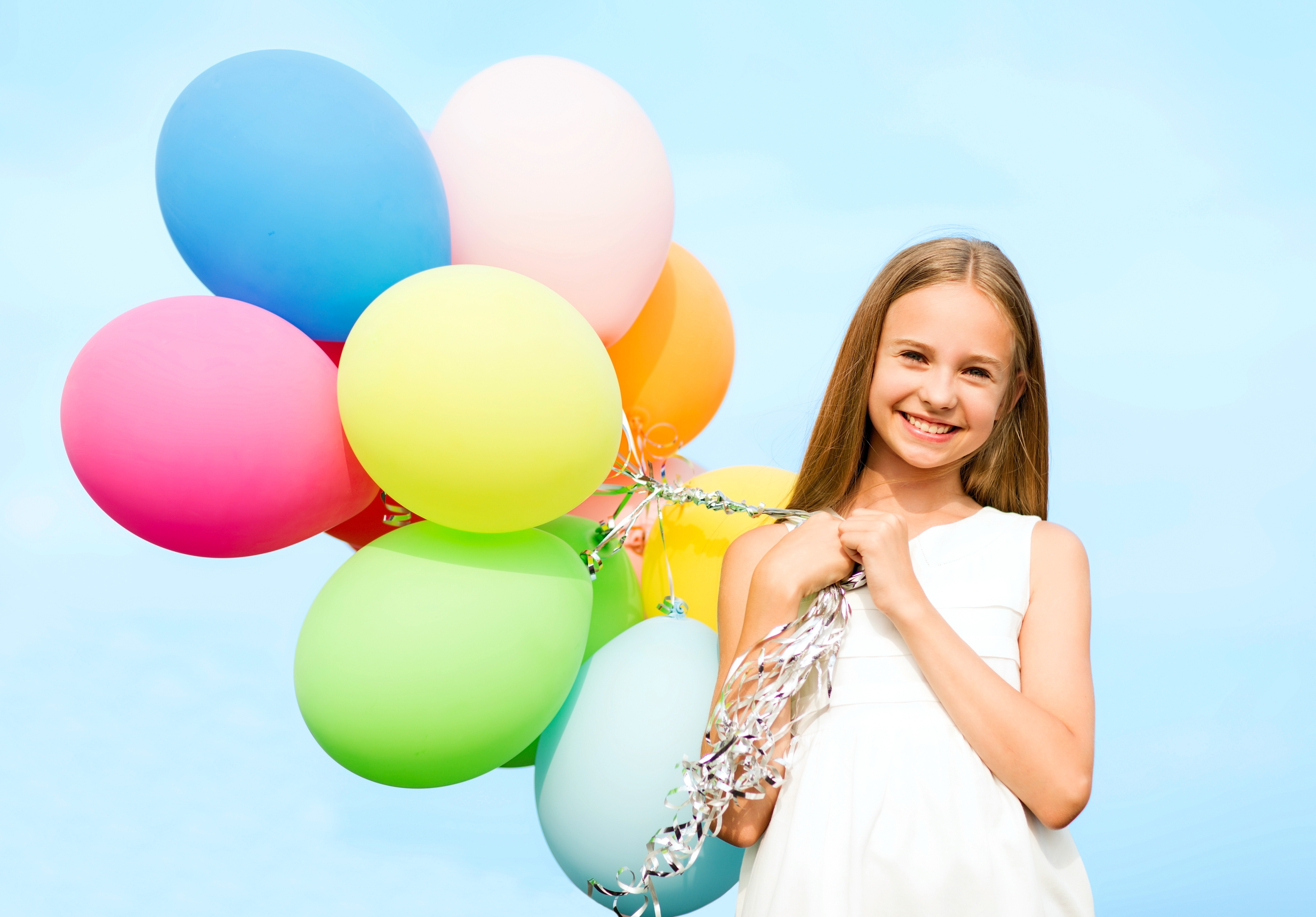 Подари воздушные шары. Дети с воздушными шарами. Девочка с воздушными шарами. Человек с шарами. Воздушные шары для детей.