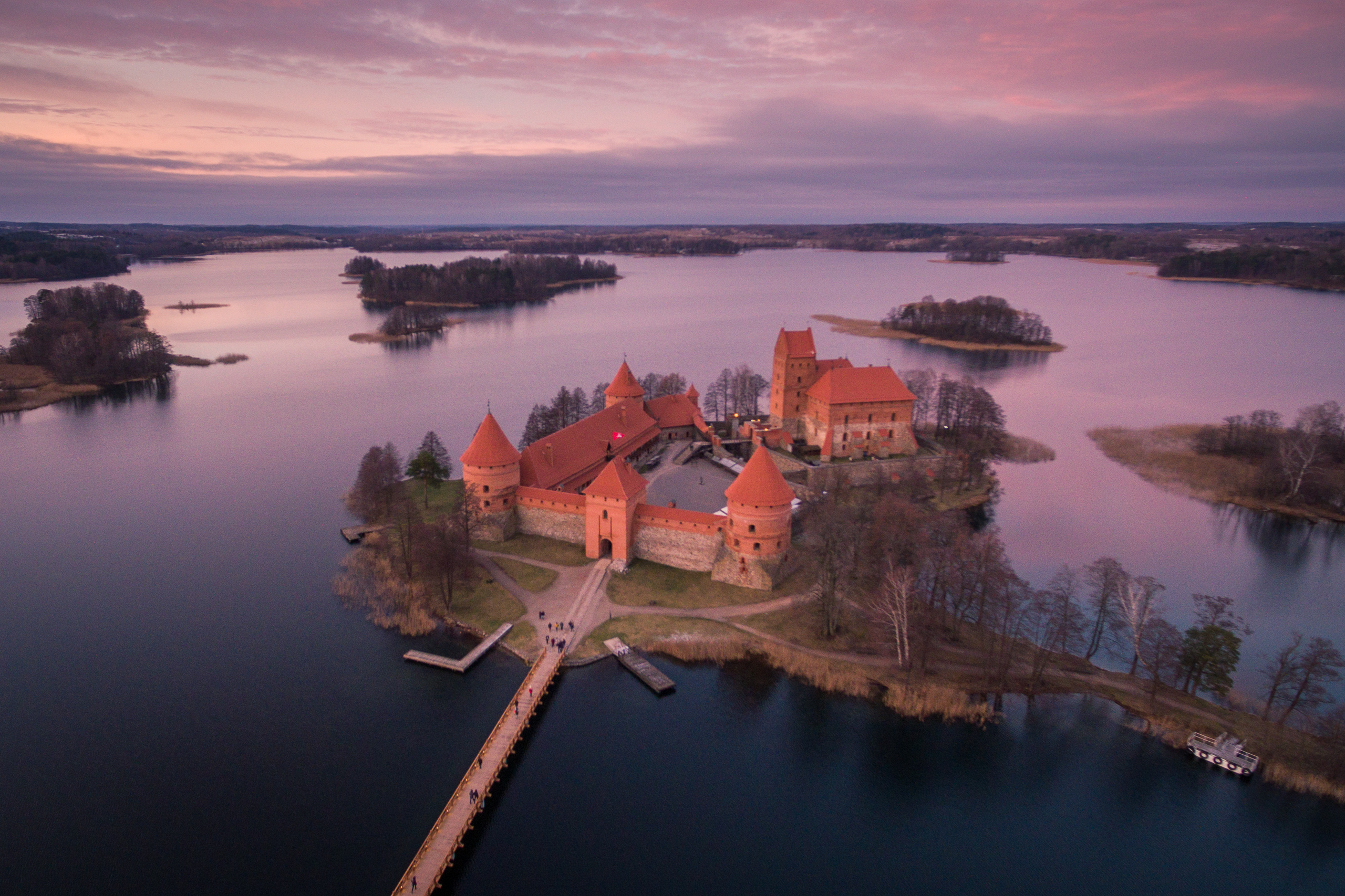 417250 descargar imagen lituania, hecho por el hombre, castillo de la isla de trakai, fotografía aérea, castillo, horizonte, lago, trakai, castillos: fondos de pantalla y protectores de pantalla gratis