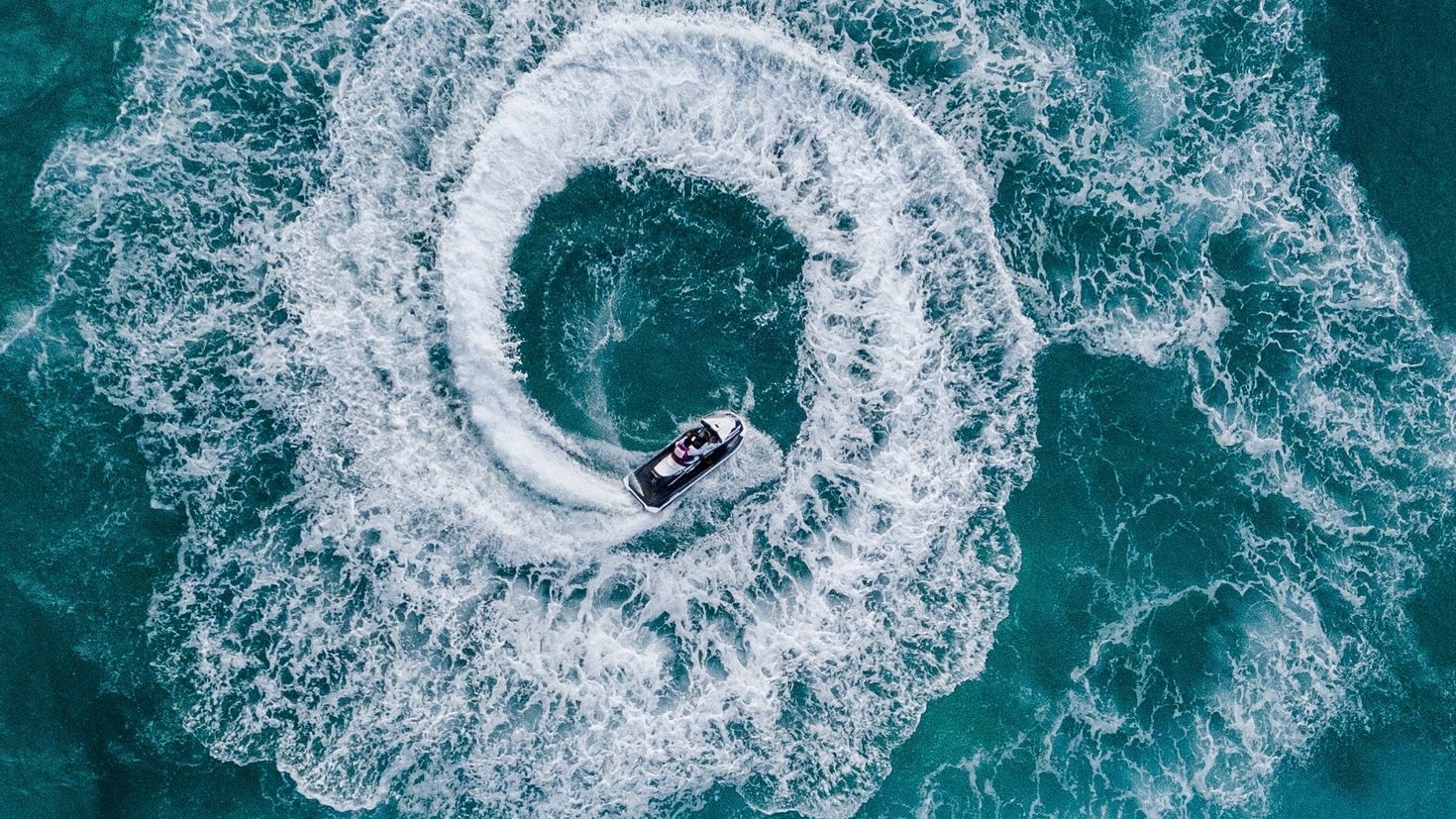 Водная 4 буквы. Море сверху. Море вид сверху. Водоворот. Вода вид сверху.