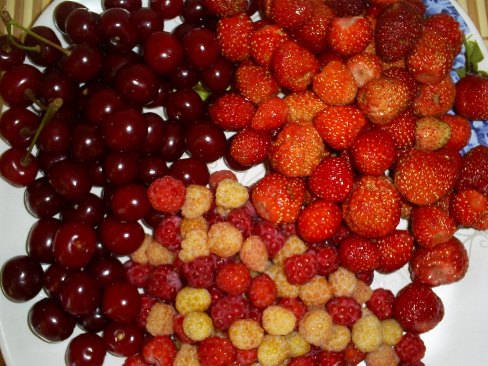Handy-Wallpaper Obst, Kirsche, Lebensmittel, Berries, Himbeere, Erdbeere kostenlos herunterladen.