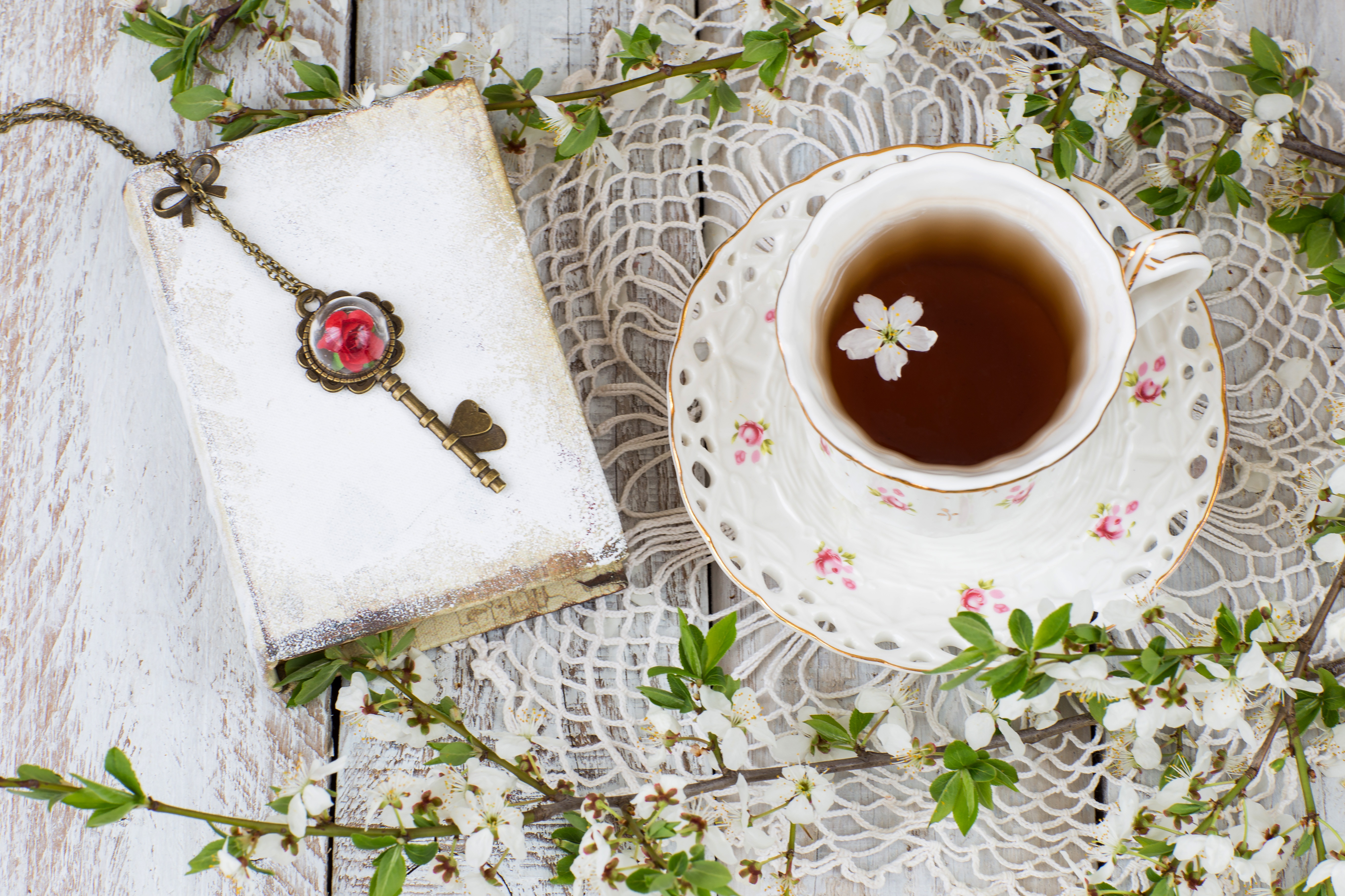 A cup of liber tea. Чай на столе. Чашка чая. Чай с цветами. Весеннее чаепитие.