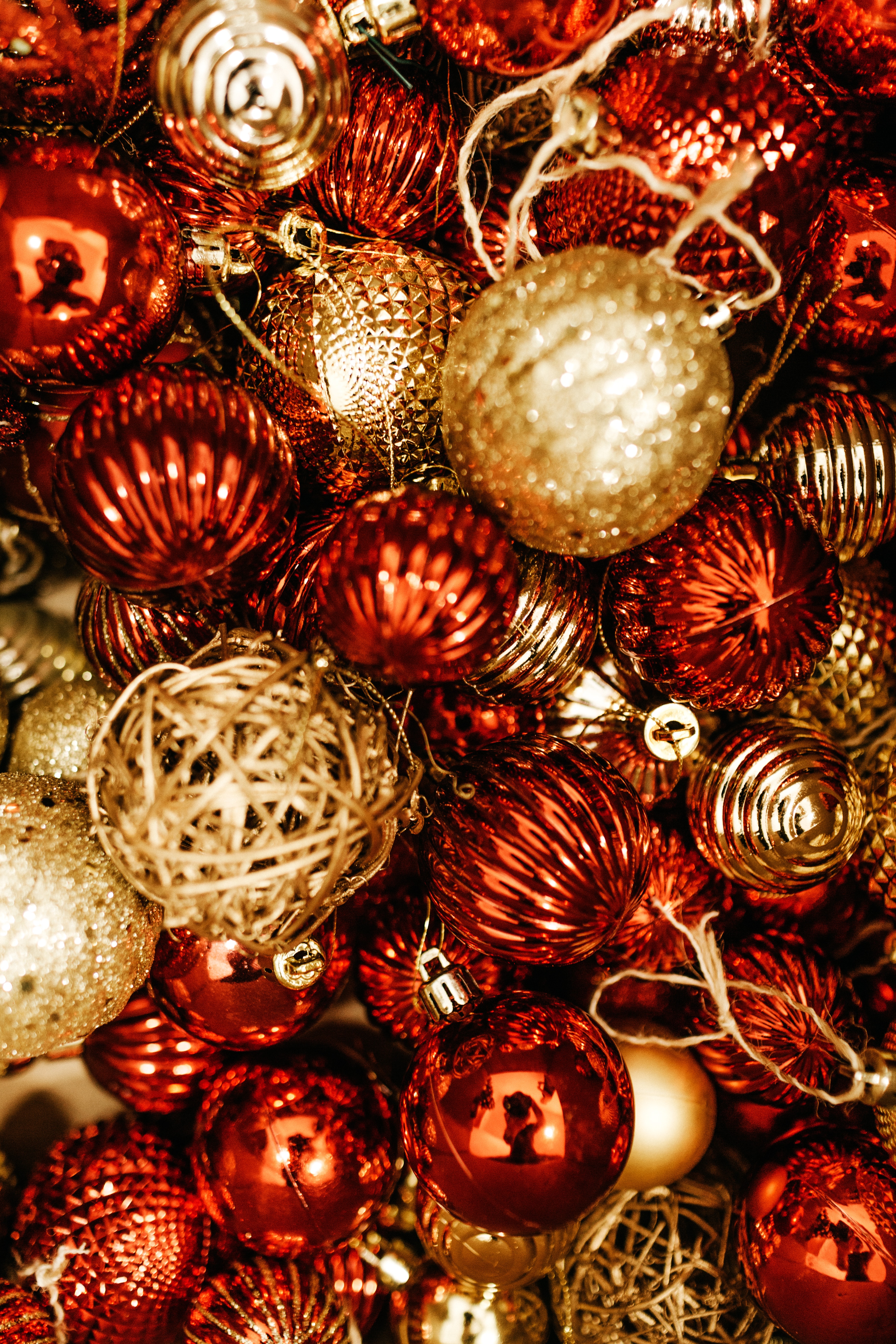 Download mobile wallpaper Brilliant, Decorations, New Year, Holidays, Christmas, Balls for free.