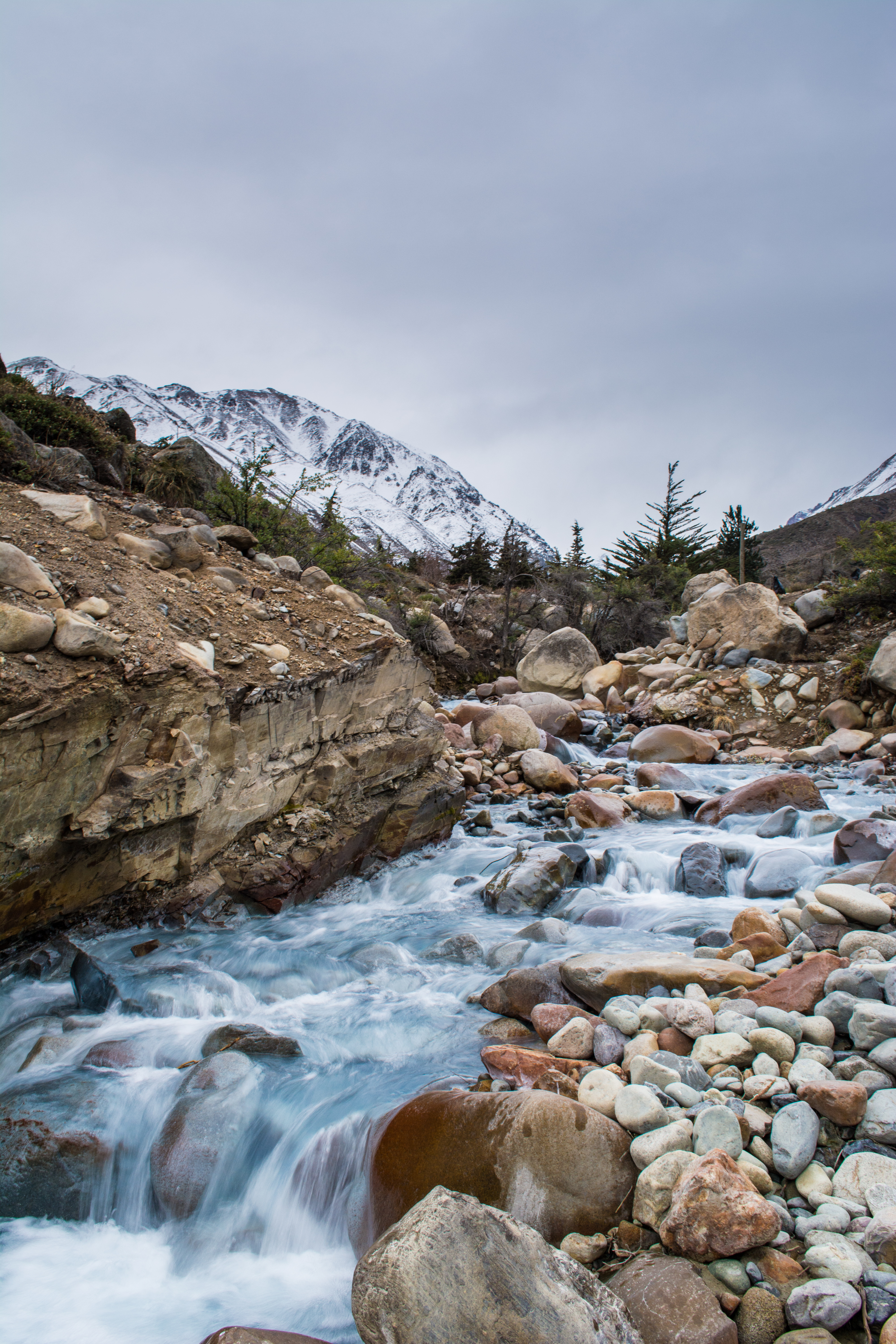 64154 скачать обои река, скалы, камни, природа, горы, заснеженный, поток - заставки и картинки бесплатно