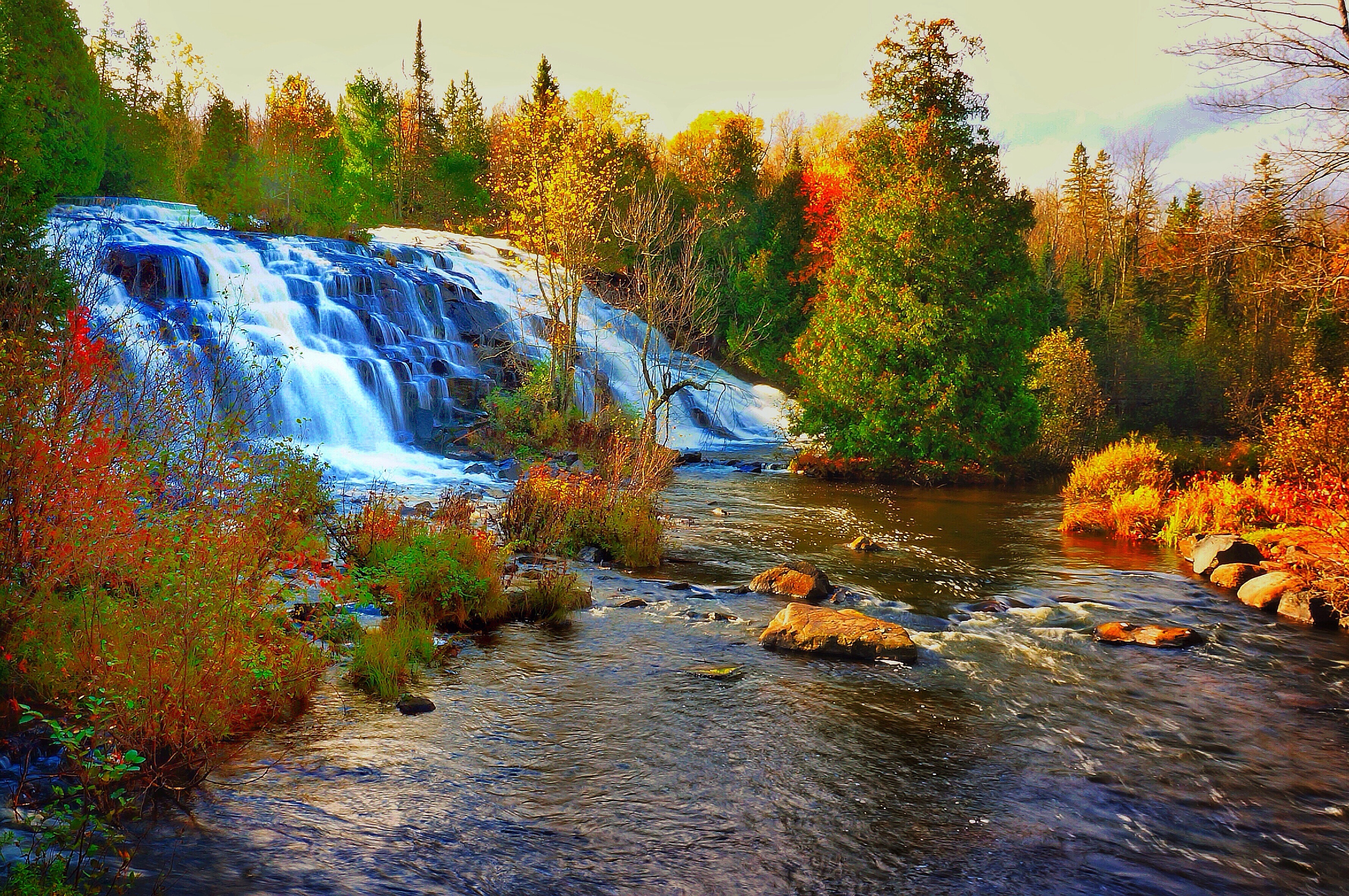 Осенний пейзаж с водопадом