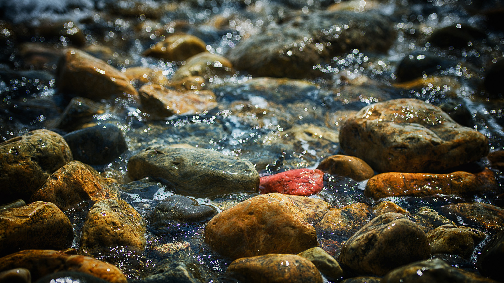 Самоцветы вода. Камни в воде. Ручей с камнями. Красивые камни в воде. Камешки в ручье.