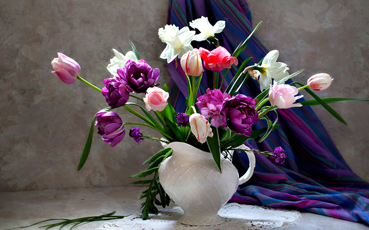 Букет весенних цветов в вазе