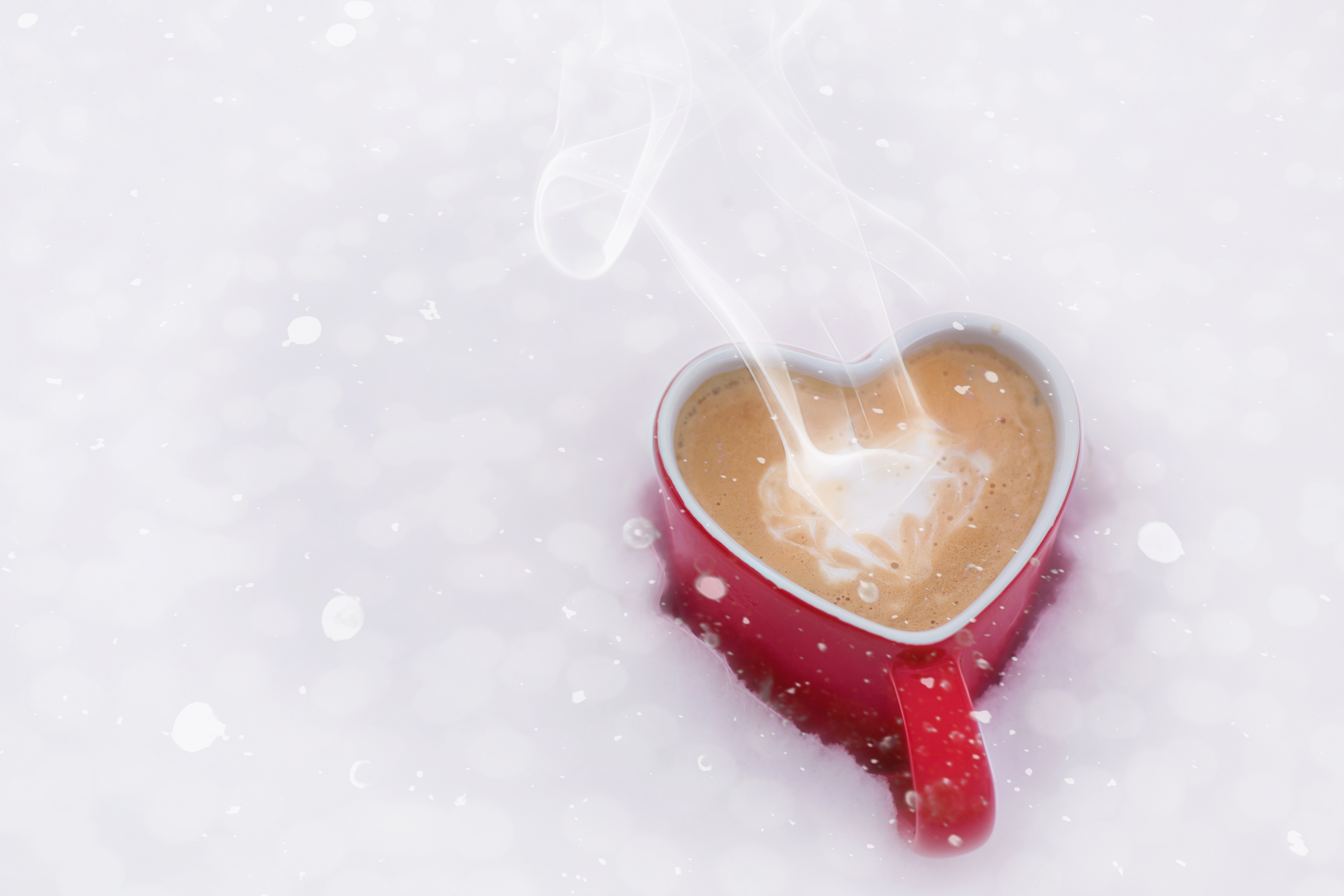 Зима на сердце на душе оригинал. Сердечко на снегу. Кофе на снегу. Кофе зима. Чашка кофе на снегу.