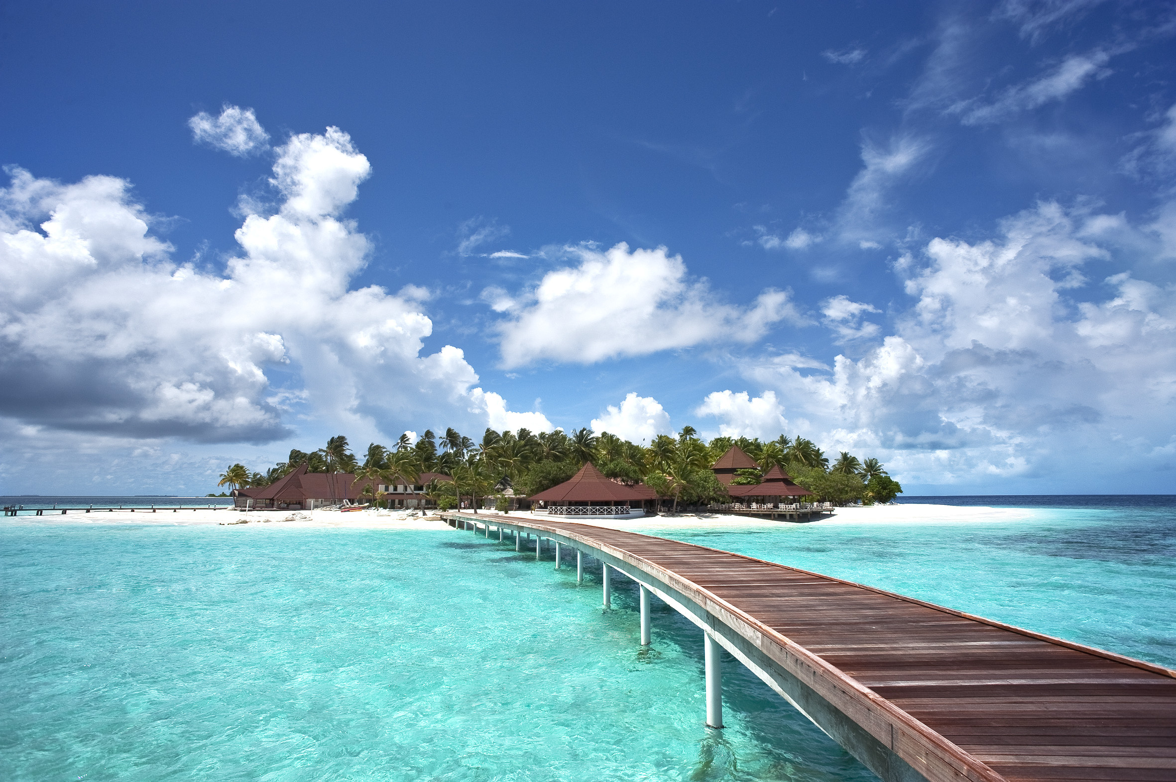 591841 télécharger le fond d'écran maldives, photographie, tropical, atoll, îlot, jetée, mer, installations touristiques, tropiques - économiseurs d'écran et images gratuitement