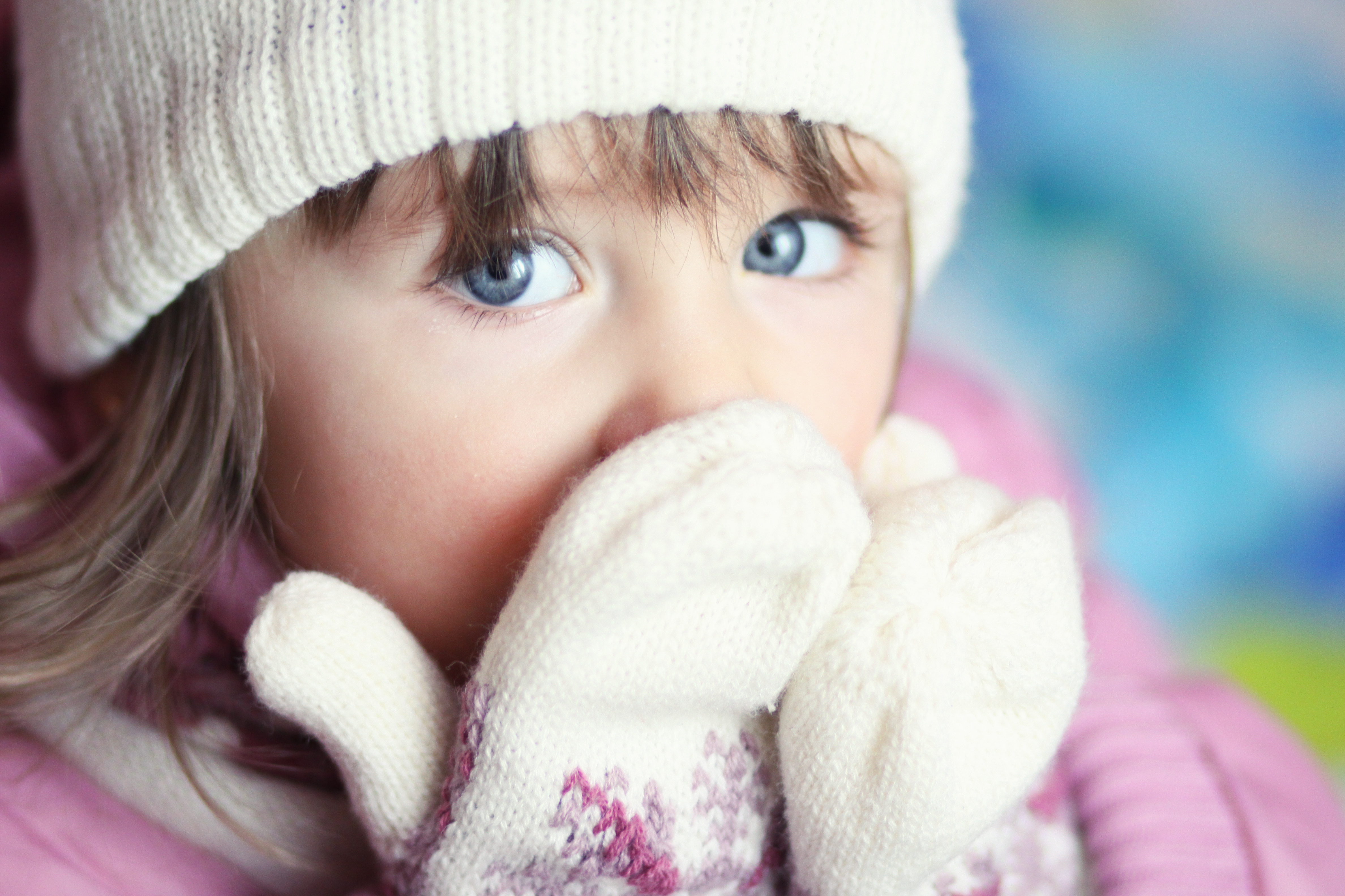 Маленькой девочке холодно. Дети зимой. Ребенок в варежках. Ребенок в рукавичках. Девочка зима.