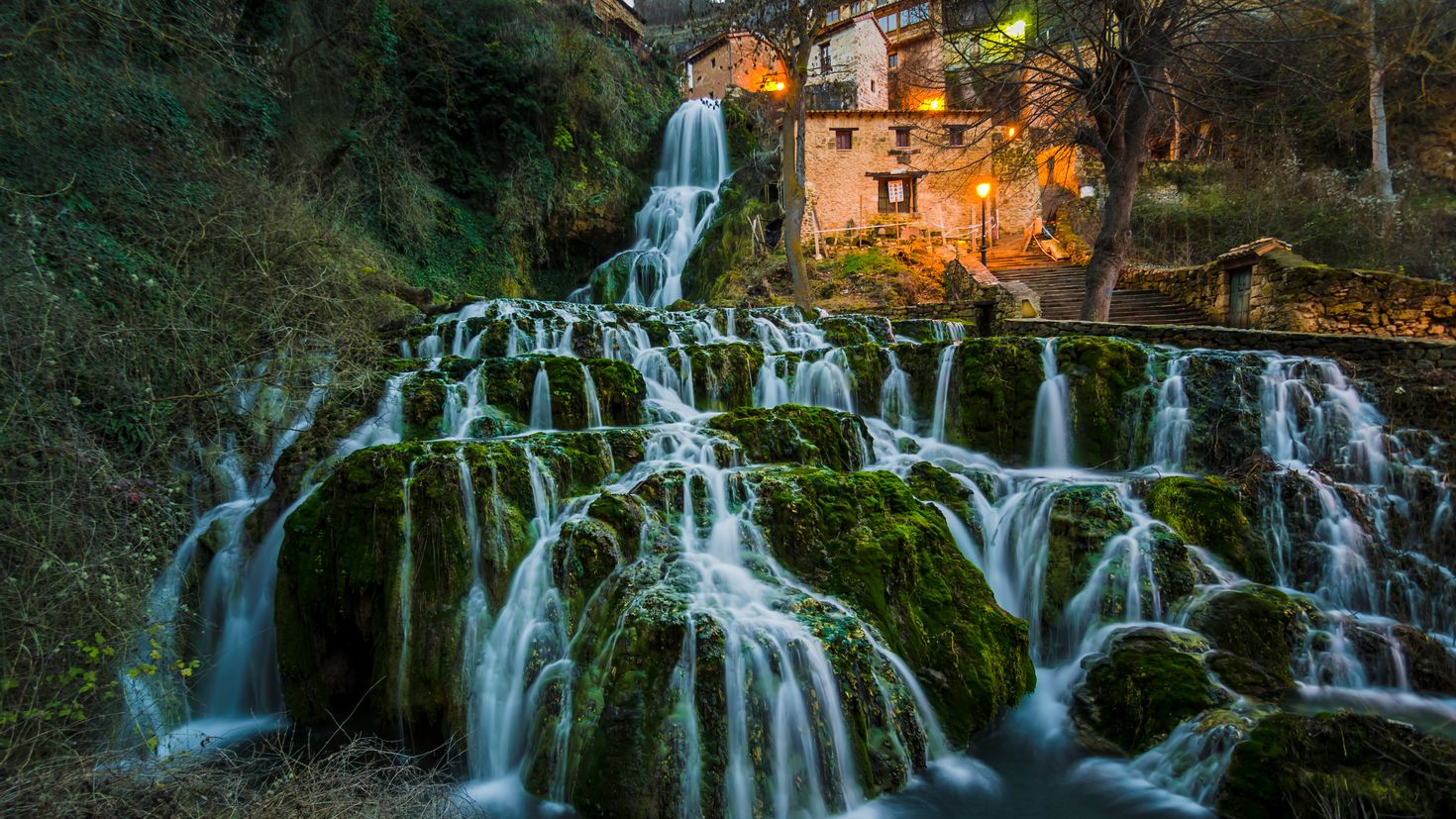 Дворец водопадов. Водопад «Orbaneja del Castillo» в Испании. Рупит водопад. Водопад Махунцети Батуми. Товансон водопад.