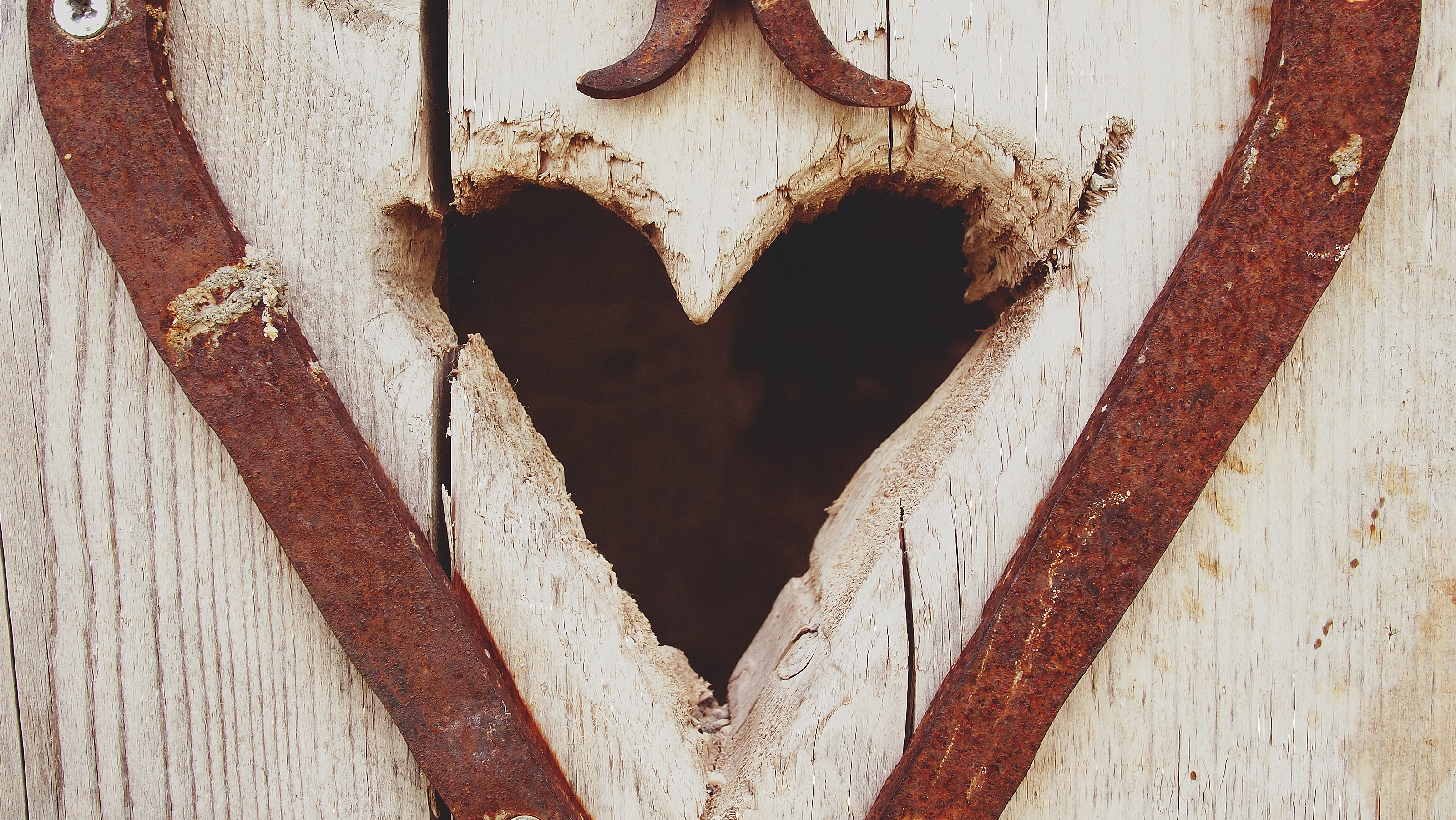 136113 descargar fondo de pantalla amor, madera, de madera, un corazón, corazón, hierro: protectores de pantalla e imágenes gratis